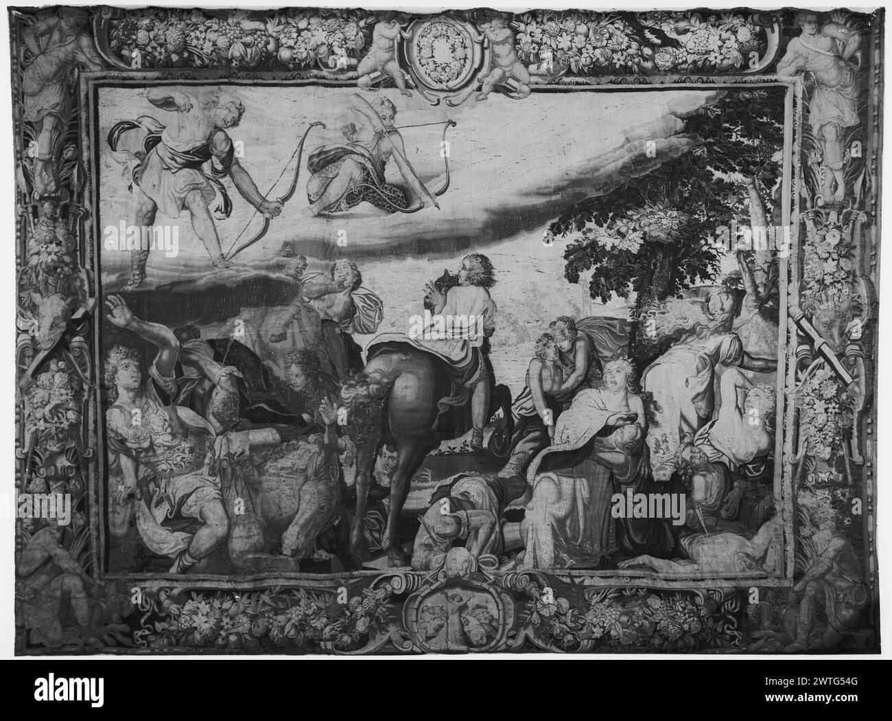 Apollo e Diana uccidono i figli di Niobe. Dubreuil, Toussaint (francese, 1561-1602) (autore del disegno) [pittore] c. 1630-1650 arazzi dimensioni: H 11'8' x W 16' arazzi materiali/tecniche: Cultura sconosciuta: Centro tessitura francese: Parigi storia della proprietà: French & Co. Acquistato da Sol Mindlin, ricevuto il 1/4/1961; venduto a Service des Monuments Historiques 6/7/1963. Dalla nuvola in alto, Diana e una figura maschile sparano frecce e un cartiglio di bambini di Niobe sotto (UPR BRD) con corona fiancheggiata da putti e festoni; (LWR BRD) testa di cane appoggiata su cartiglio ovale con Niobe lutto con braccia estese, fianco Foto Stock