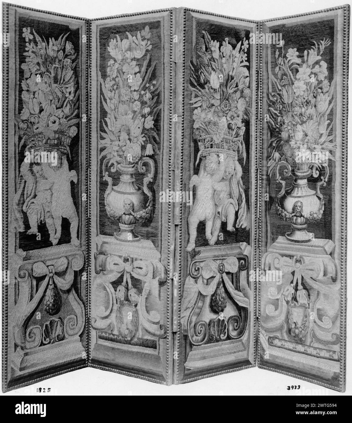 Frammenti di bordi realizzati in quattro schermi. Sconosciuto c. 1625-1675 arazzi materiali/tecniche: Sconosciuta Cultura: Flemish Weaving Center: Bruxelles storia della proprietà: French & Co. (Lato sinistro e destro dei pannelli centrali) zoccoli con motivo a guscio e nastro che supportano 2 cherubini che trattengono un cesto di fiori; (L dei pannelli centrali e R R) zoccoli con motivo alloro e nastro che supportano grandi urne riempite di fiori 4 sezioni inferiori dei bordi laterali da 2 o più arazzi, montati su uno schermo a 4 pieghe. French & Co. Scheda di magazzino mancante dall'archivio, 3933 Foto Stock
