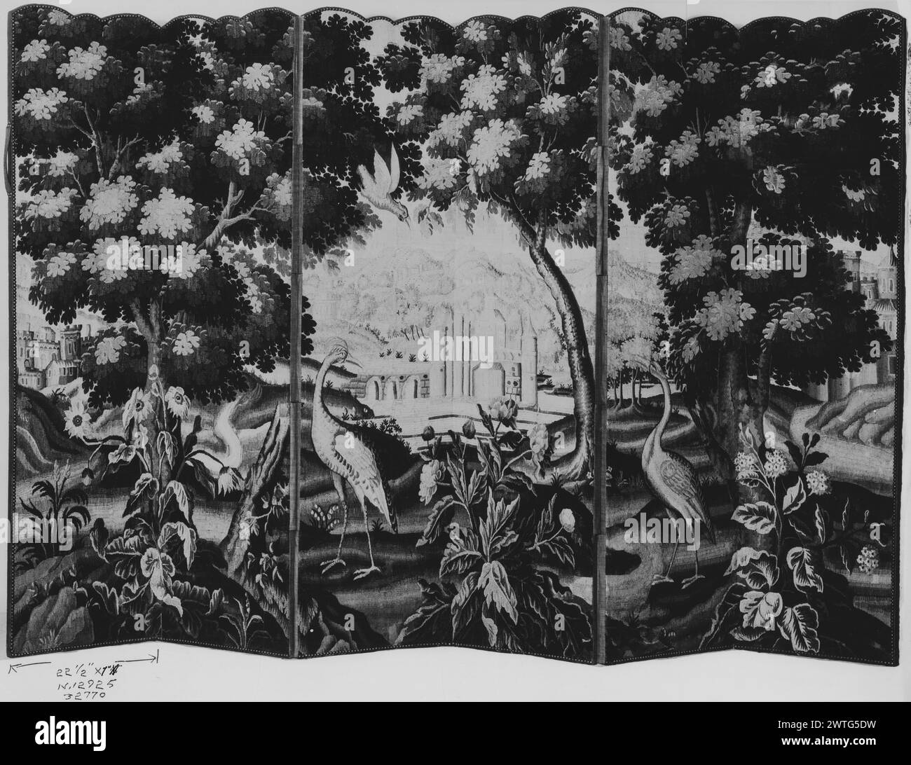 Uccelli con castello. Sconosciuto c. 1725 arazzi dimensioni: H 7' x W 11'6' arazzo materiali/tecniche: Sconosciuto Cultura: French Weaving Center: Aubusson Ownership History: French & Co. Acquistato dall'American Art Association (New York), Stymus sale, fatturato 11/17/1928; venduto a A. B. Spreckels 7/13/1934. 2 grandi uccelli, uno dei quali guarda verso l'uccello volante, in prato con piante in fiore e alberi in primo piano; fiume con castello e ponte ad arco sullo sfondo; sentieri che portano ad edifici aggiuntivi su entrambi i lati della composizione e su colline in lontananza mancano i confini. L'arazzo era Mount Foto Stock