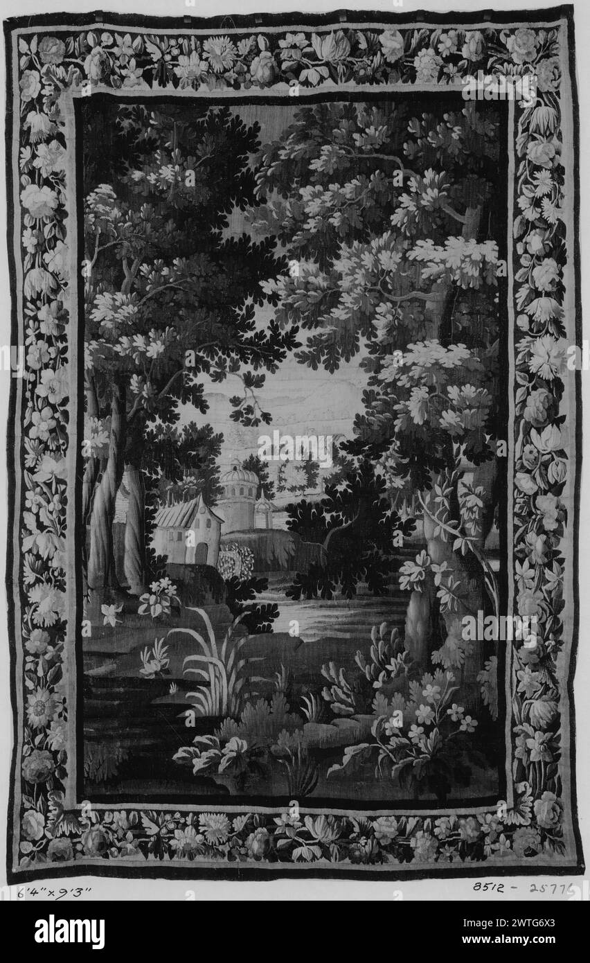 Paesaggio con mulino ad acqua. Sconosciuto c. 1700-1740 arazzi dimensioni: H 9'3 x W 6'4' arazzo materiali/tecniche: Sconosciuto Cultura: Francese tessitura Centro: Aubusson storia di proprietà: French & Co. Acquistato da Demotte, fatturato 3/3/1925; venduto a [SEO. O Geo.] H. Burr 12/29/1926. Mulino ad acqua sul bordo dello stagno, tra prati con piante e alberi in fiore; edificio con tetto a cupola che si affaccia sullo stagno sullo sfondo; ulteriori edifici sulle colline in lontananza (BRD) garland floreale con foglie di acanto negli angoli interni French & Co. Foglio di magazzino in archivio, 25776 Foto Stock