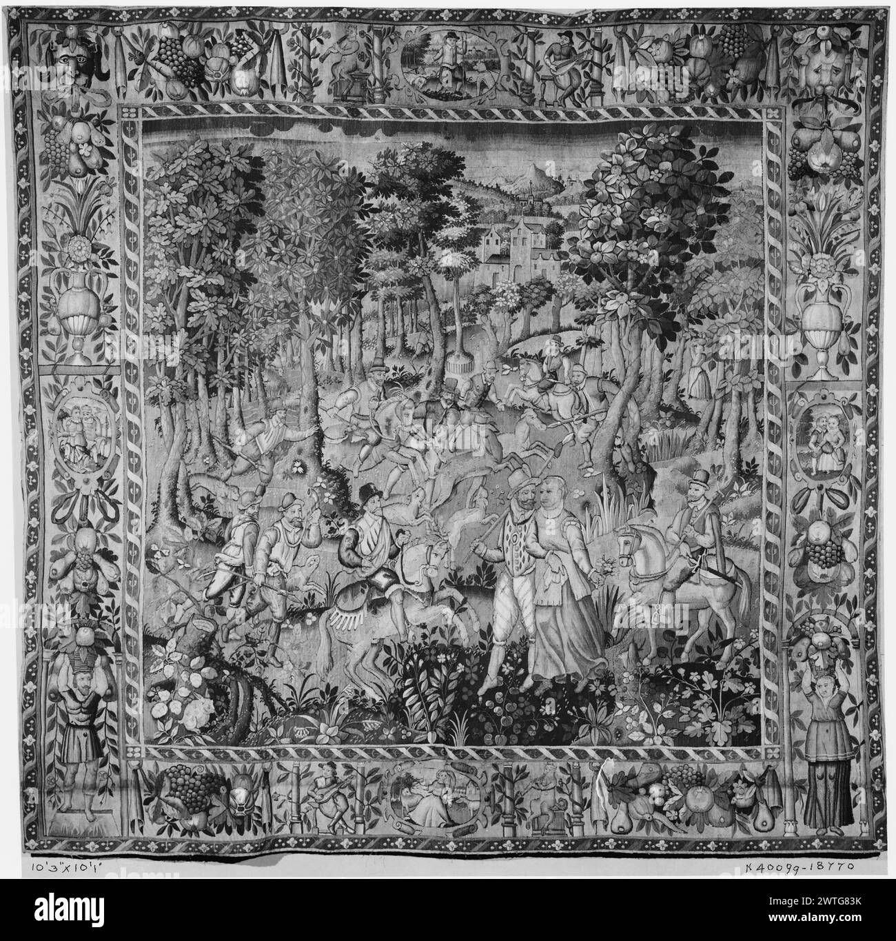 Scena di caccia. Sconosciuto c. 1575-1625 arazzi dimensioni: H 10'3' x W 10'1' arazzo materiali/tecniche: Sconosciuto Cultura: Flemish Weaving Center: Bruges Ownership History: French & Co. Ricevuto dalla Sig.ra Ickelheimer, fatturato 10/21/1936; restituito 8/3/1946. Iscrizioni: Segno della città sulla guardia destra [posizione sconosciuta; non visibile nella fotografia]; segno dei tessitori sulla guardia destra [posizione sconosciuta; non visibile nella fotografia] nel paesaggio, cacciatori, alcuni montati a cavallo, inseguono la bambola con cani da caccia; cacciatore soffia il corno di caccia; passeggiate di coppia in primo piano (BRD) mazzi di fiori e frutteto Foto Stock