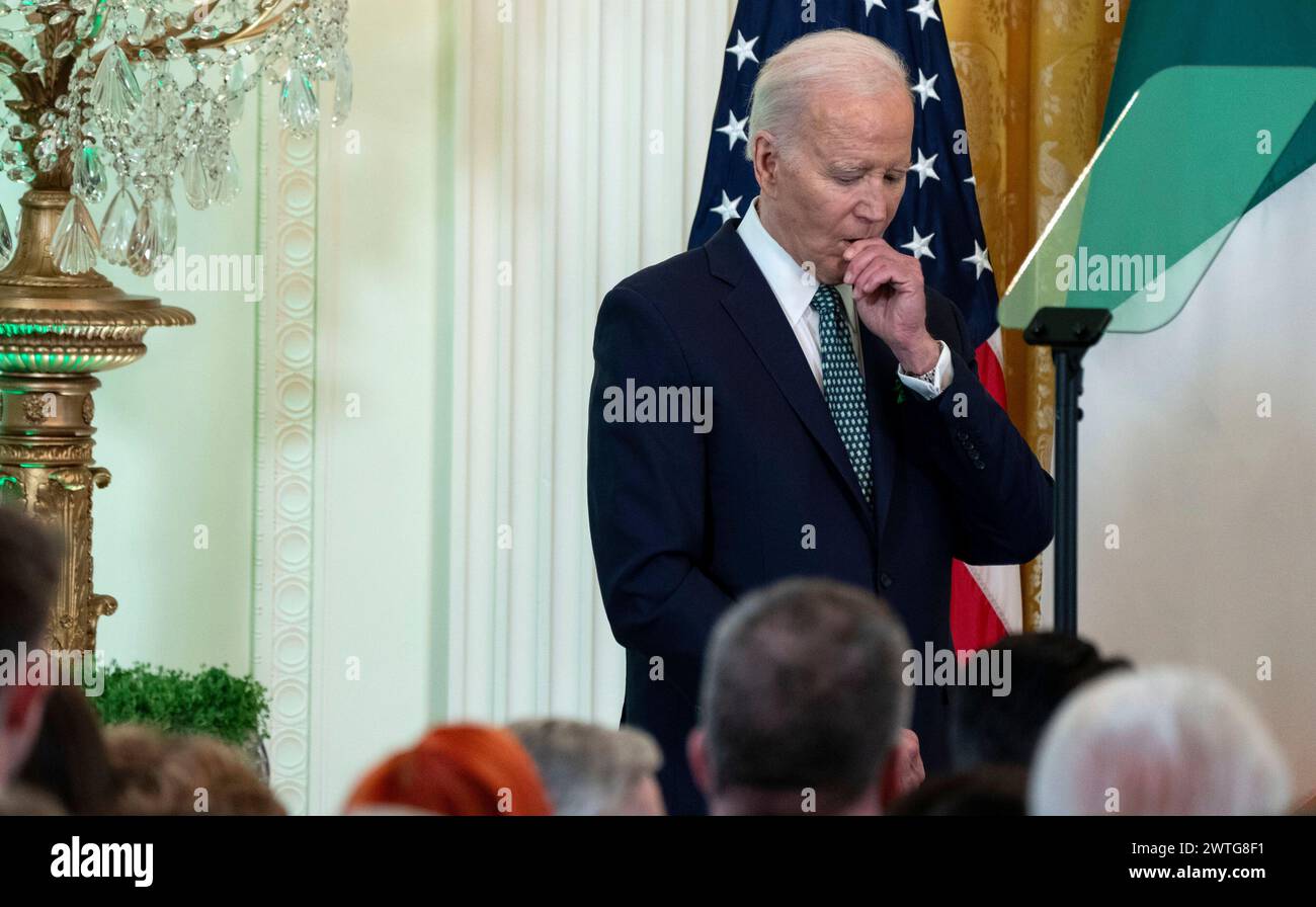 Il presidente degli Stati Uniti Joe Biden reagisce dopo che Leo Varadkar, Taoiseach d'Irlanda, cita Beau Biden mentre pronuncia osservazioni durante un St. Patricks celebrazione del giorno nella sala Est della Casa Bianca a Washington DC domenica 17 marzo 2024. Credito: Leigh Vogel/Pool tramite CNP Foto Stock