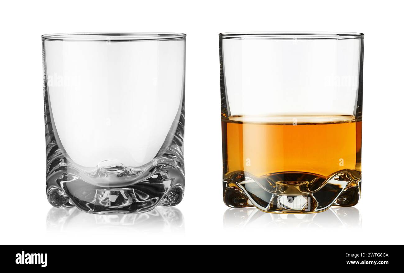 Bicchiere di whisky e svuotarne uno isolato su bianco Foto Stock
