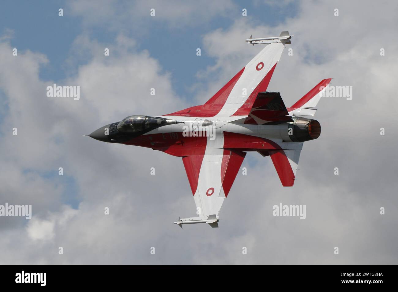 E-191, un General Dynamics F-16AM Fighting Falcon gestito dalla Royal Danish Air Force (RDAF), in partenza da RAF Fairford nel Gloucestershire, Inghilterra dopo aver partecipato al Royal International Air Tattoo 2023 (RIAT 2023). L'aereo indossa lo spettacolare schema "Dannebrog 800" per commemorare il 800° anniversario della bandiera nazionale danese, considerata la bandiera nazionale più antica del mondo. Foto Stock