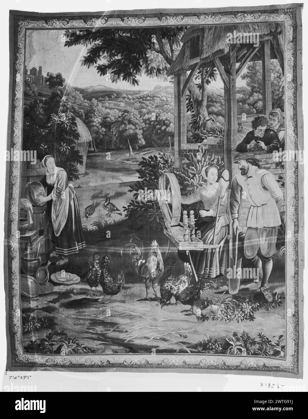 Filatura della lana. Teniers, David II (fiammingo, 1610-1690) (disegnato dopo) [pittore] Teniers, David III (fiammingo, 1638-1685) (disegnato dopo) [pittore] c. 1725-1775 arazzi dimensioni: H 9'1' x W 7'4' arazzo materiali/tecniche: Cultura sconosciuta: Flemish Weaving Center: Oudenaarde Ownership History: French & Co. Nel paesaggio, la lana filata donna viene avvicinata da un giardiniere maschio che tiene la pala; la donna lava i piatti nelle vicinanze; 2 giovani uomini in veranda; paesaggio collinare sullo sfondo (BRD) bordo della cornice con fogliame a scorrimento French & Co. Foglio di materiale mancante dall'archivio, 18376 Foto Stock