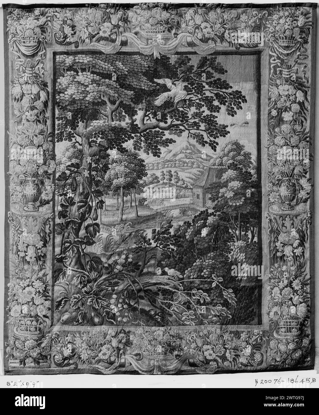 Paesaggio con fenice volante. Sconosciuto c. 1675-1725 arazzi dimensioni: H 9'9' x W 8'2' arazzi materiali/tecniche: Cultura sconosciuta: Flemish Weaving Center: Unknown Ownership History: French & Co. Acquistato da Schiff 6/19/1936 (?), o fatturato il 31/10/1940; venduto alla sig.ra Florence Bullrich [Gullrich? Sullrich?] N. di opere correlate: Pannelli in serie, 0236595-0236597, 0209515, 0184687 Foto Stock