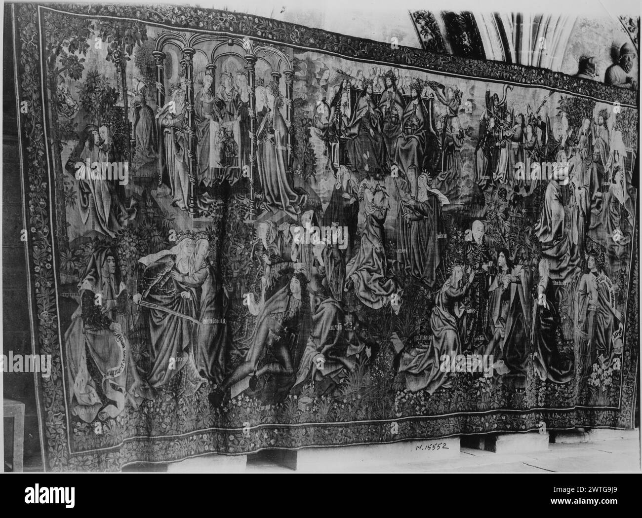 Pace e Misericordia vincono la promessa di redenzione per l'uomo. Sconosciuto c. 1500-1520 arazzi dimensioni: H 13'3' x W 26' arazzi materiali/tecniche: Lana (ordito: 14-15/poll.; 5-6cm); lana e seta (trama) Cultura: Paesi Bassi meridionali storia di proprietà: Juan Rodríguez de Fonsca coll., vescovo di Burgos (acquistato in totale 8 arazzi tra il 1519 e il 1524); lasciato in eredità alla Cattedrale di Burgos nel 1526. Cattedrale di Burgos coll.; venduta nel 1926. French & Co. Ha acquistato da Mr. R. [Raimundo] Ruiz, fatturato 5/7/1931; venduto al Metropolitan Museum of Art 2/4/1938. Stati Uniti, New York, New York, il Metropolitan Mus Foto Stock