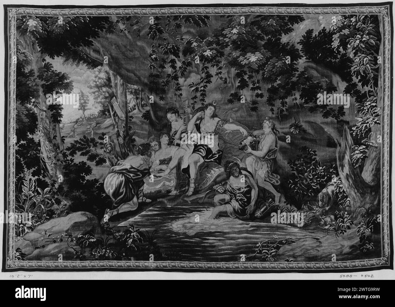 Diana e ninfe. Sconosciuto c. 1700-1750 arazzi dimensioni: H 7' x W 10'2' arazzo materiali/tecniche: Sconosciuto Cultura: Flemish Weaving Center: Unknown Ownership History: French & Co. Acquistato da Leonard Thomas 11/26/1917. Con il ruscello, Diana con le sue ninfe riposate dopo la caccia, un'altra ninfa si toglie il sandalo di Diana; scena di caccia nella foresta (BRD) che spira in acanto lascia intorno all'asta centrale il foglio di stock nota che l'arazzo era montato nella cornice. French & Co. Foglio di magazzino in archivio, 4502 Foto Stock