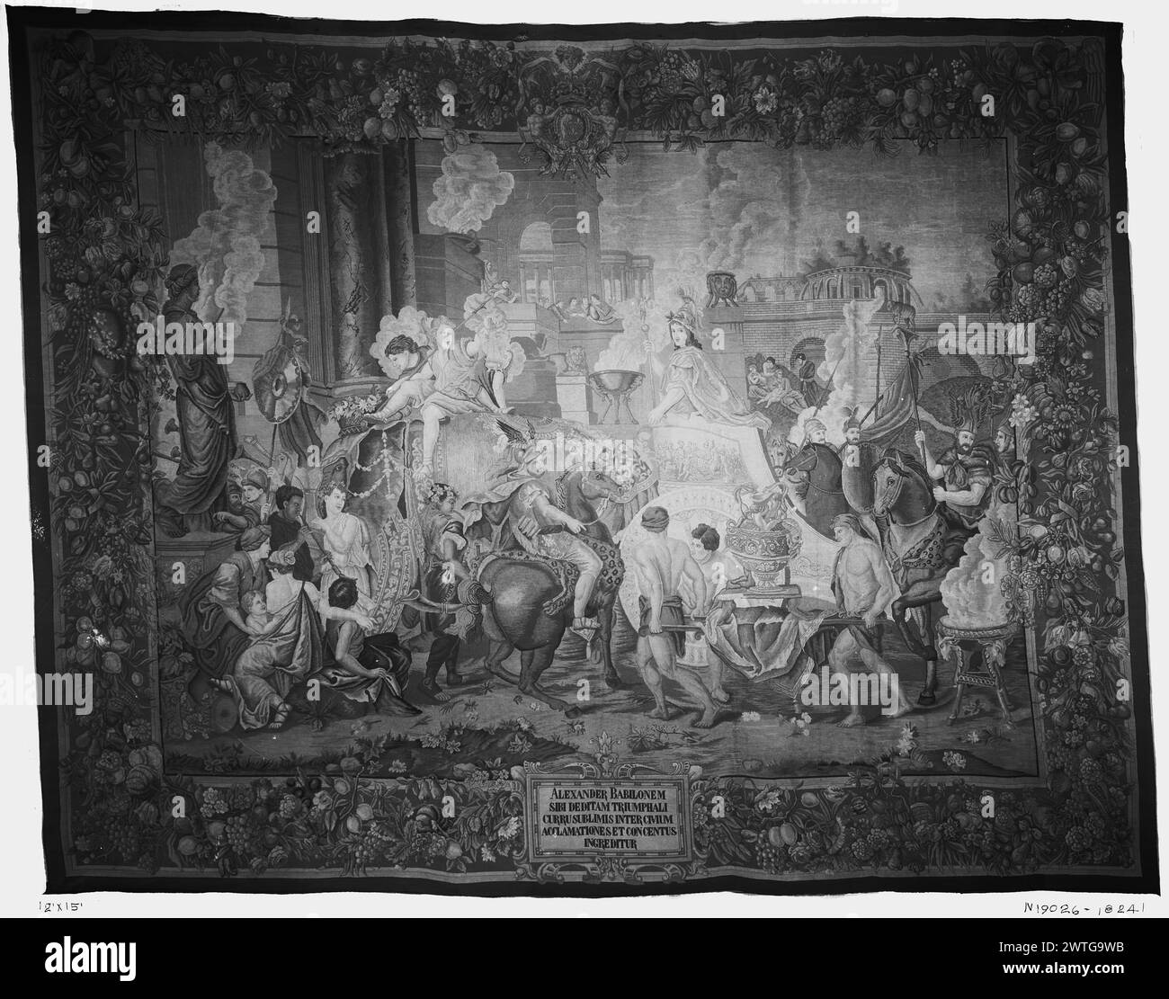 Ingresso di Alessandro a Babilonia. Le Brun, Charles (francese, 1619-1690) (autore del design) [pittore] c. 1700 arazzi dimensioni: H 12' x W 15' arazzo materiali/tecniche: Sconosciuta Cultura: Flemish Weaving Center: Bruxelles Proprietà storia: French & Co.. Iscrizioni: Iscrizione nel cartiglio del confine inferiore: ALEXANDER BAB[e]LONEM /.. Alessandro entra trionfalmente a Babilonia nel suo carro trainato da elefante (centro, terreno centrale); Alessandro punta verso l'uomo a cavallo, Govenore di Babilonia, che dirige 2 uomini che trasportano un grande vaso (centro, primo piano); grande statua della regina Semiramina (L, primo piano); po Foto Stock