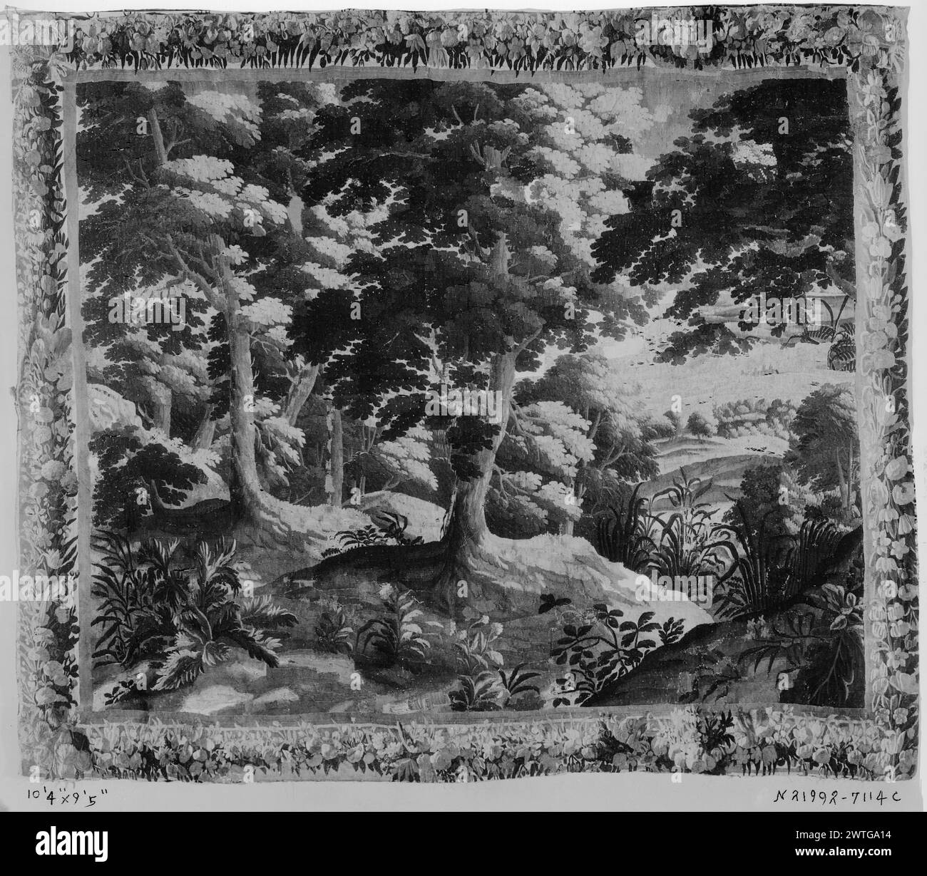 Paesaggio con vista oltre la collina. Sconosciuto c. 1675-1725 arazzi dimensioni: H 9'5' x W 10'4' arazzo materiali/tecniche: Sconosciuto Cultura: Fiammingo tessitura Centro: Sconosciuto storia di proprietà: French & Co. Ricevuto dalla Sig.ra Preston DAVIE 3/5/1941; restituito 20/12/1949. Opere correlate: Pannelli in serie, 0236580-0236581 Foto Stock