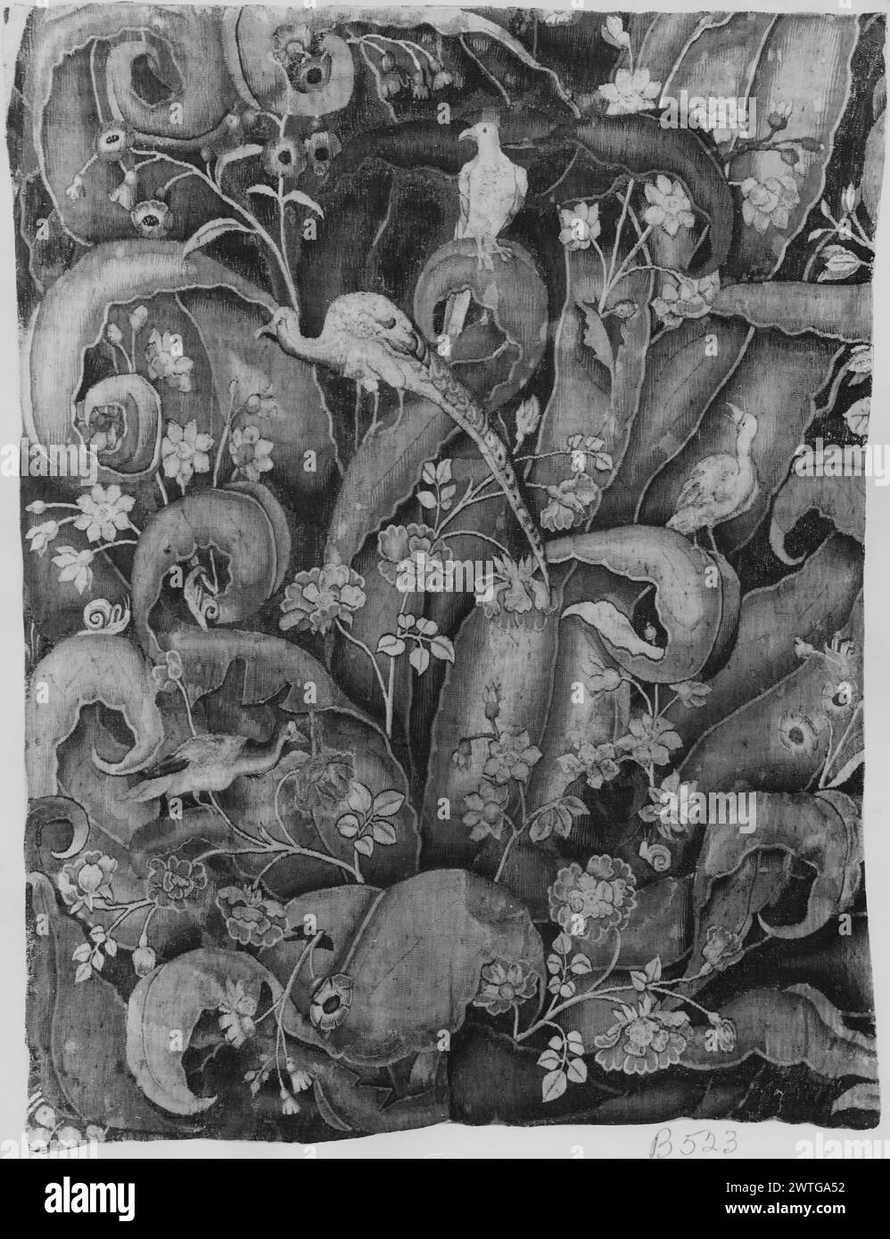 Verdure a foglia grande (feuille de choux) con pavone. Sconosciuto c. 1550-1600 arazzi dimensioni: H 7'1,5' x W 5'7' arazzo materiali/tecniche: Cultura sconosciuta: Flemish Weaving Center: Unknown Ownership History: French & Co. Acquistato dal Metropolitan Museum of Art, ricevuto il 22/4/1959. Pavone e altri 2 uccelli nel verde, composti da piante fiorifere di wispy in mezzo a piante giganti con grandi foglie ricciolenti e appuntite frammento di arazzo; bordi mancanti. French & Co. Foglio di magazzino in archivio, B-523 Foto Stock