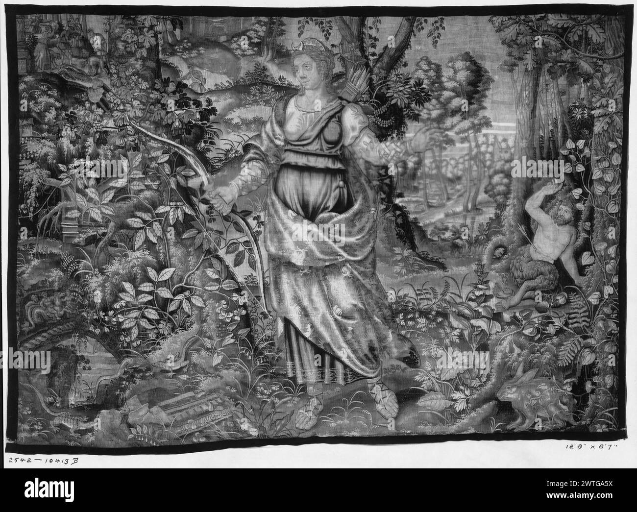 Diana e satiro. Sconosciuto c. 1600 arazzi dimensioni: H 8'7' x W 12'8' arazzo materiali/tecniche: Sconosciuto Cultura: Fiammingo tessitura Centro: Bruxelles storia di proprietà: French & Co. Ricevuto dalla signora. Emanuel Havenith 2/8/1918; ritorno primavera 1920. Diana tiene il suo arco e indossa una faretra di frecce sulla schiena (al centro, in primo piano); nella foresta, il satiro reclinato è stato colpito a fianco con la freccia (R, terreno centrale); lucertole, ponte con sculture in rilievo (L, primo piano); il coniglio si nasconde nel boschetto (R, primo piano); festa di caccia nella foresta (L, sfondo); il pannello orizzontale (centro, sfondo) è possibile che sia A. Foto Stock