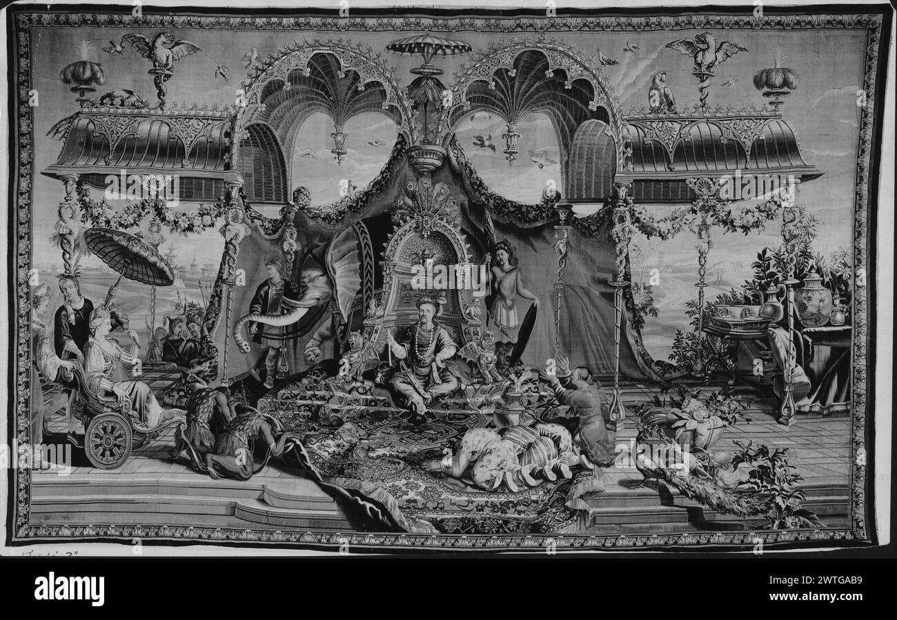 Udienza dell'Imperatore. Vernansal, Guy-Louis (francese, 1648-1729) (autore di design, attr.) [Pittore] Monnoyer, Jean-Baptiste (francese, 1636-1699) (autore del design) [pittore] Belin, Jean-Baptiste i (francese, 1653-1715) (autore del design) [pittore] c. 1700-1725 arazzi dimensioni: H 10'5' x W 16'6' arazzi materiali/tecniche: Lana e seta Cultura: Francese tessitura Centro: Beauvais Proprietà storia: French & Co. acquistata da J. Seligmann Sons, ricevette il 6/15/1920 (o il 23/12/1920); venduta a William Randolph Hearst il 14/7/1927. Roscoe e Margaret Oakes coll. (De Young); omaggio ai Musei delle Belle Arti Foto Stock