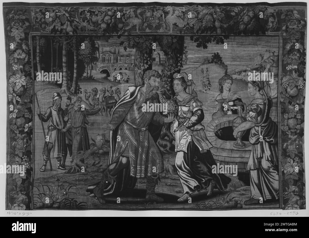 Rebekah (Rebecca) ricercato in matrimonio: Incontro a bene. Sconosciuto c. 1535-1565 arazzi dimensioni: H 9'9' x W 14'10' arazzo materiali/tecniche: Sconosciuto Cultura: Flemish Weaving Center: Oudenaarde Ownership History: J. Pierpont Morgan coll. French & Co. Ha acquistato da J. Pierpont Morgan il 18/8/1915; è stata venduta a Miss Fanny Holtzman il 21/4/1961. Rebekah a Well; Rebekah offre a Eliezer una bevanda dal suo lanciatore (Genesi 24); 3 assistenti femminili si stanno avvicinando; gruppo di uomini, alcuni con cammelli; paesaggio sullo sfondo (L, UPR & R BRD) ghirlande di fiori oversize & Fruit; (UPR BRD) guidati da 2 mititi Foto Stock