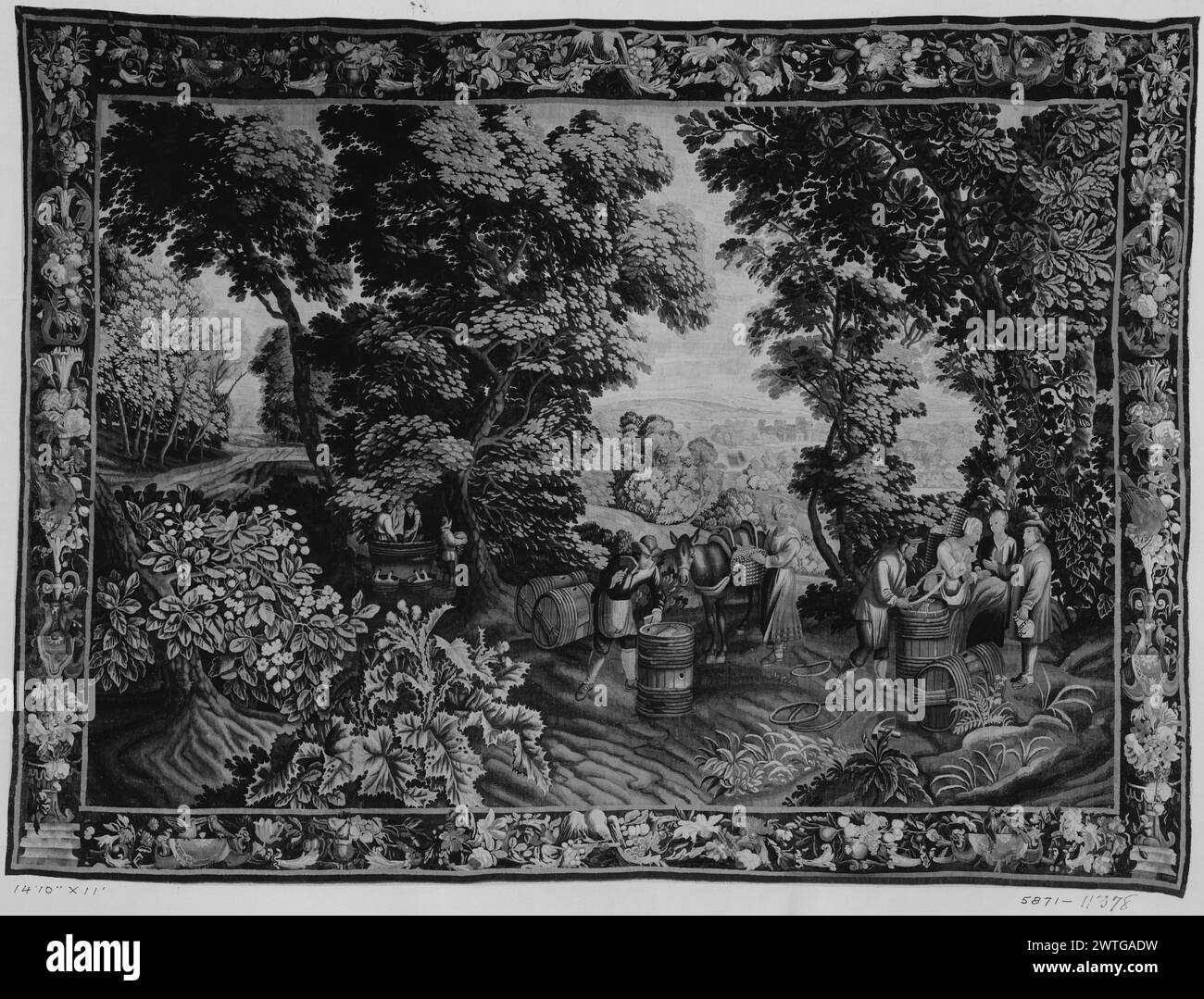 Scena d'annata: Produzione di botti di vino. Teniers, David II (fiammingo, 1610-1690) (disegnato dopo, o ispirato a) [pittore] Teniers, David III (fiammingo, 1638-1685) (disegnato dopo, o ispirato a) [pittore] c. 1700-1775 arazzi dimensioni: H 11' x W 14'10' arazzo materiali/tecniche: Cultura sconosciuta: Centro tessitura fiamminga: Proprietà sconosciuta storia: French & Co. Ricevuto da De Souhami (331) 11/23/1921; restituito il 28 aprile 1922. I lavoratori realizzano 2 botti di vino mentre la donna porta un pacco sull'asino; 3 figure di uva del battistrada in iva in ghirlanda floreale con uccelli e lambrequins French & Co. Stock shee Foto Stock