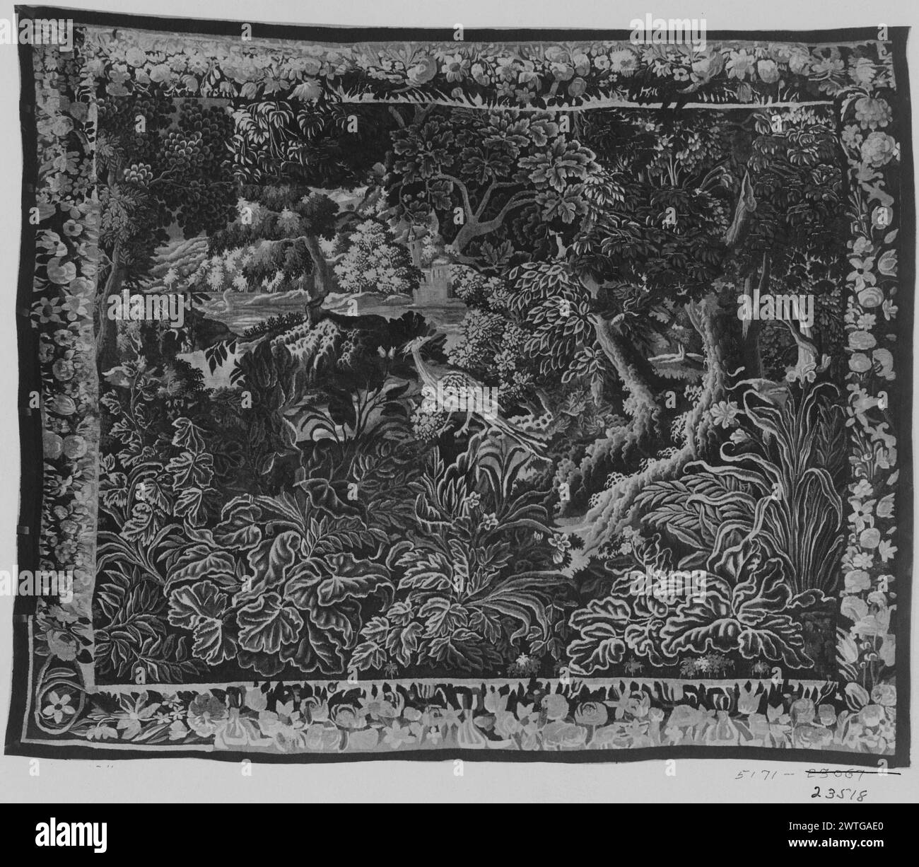 Paesaggio con uccelli. Sconosciuto c. 1675-1725 arazzi dimensioni: H 7'2' x W 8'4' arazzo materiali/tecniche: Sconosciuta Cultura: Flemish Weaving Center: Sconosciuto storia di proprietà: French & Co. Acquistato da Henri Bendel 12/14/1920; 40 piedi quadrati raccordo a t (codice 25347) 20/1/1925; 16 piedi quadrati banco (codice 26440) 16/2/1925; 6'6' x 17' E. J. Kaufmann 7/9/1925. Foto Stock