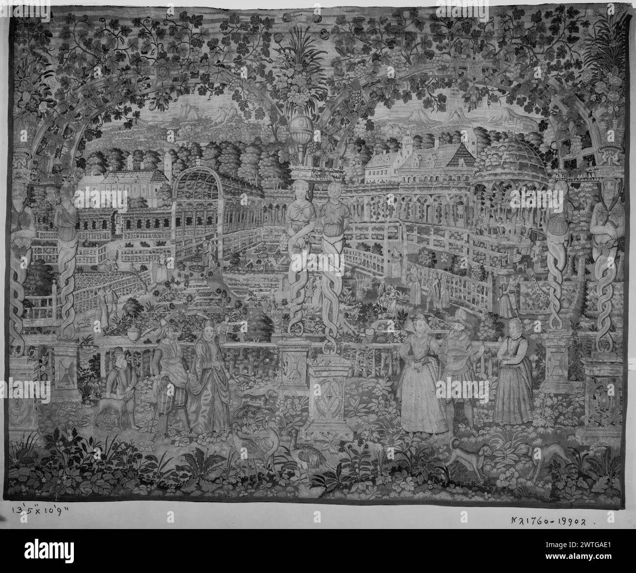 Pergola con figure in primo piano e parco giardino oltre. Sconosciuto c. 1620 arazzi dimensioni: H 10'9' x W 13'5' arazzo materiali/tecniche: Cultura sconosciuta: Flemish Weaving Center: Brussels Ownership History: French & Co. Ricevuto da Mrs. Hiram Royal Mallinson, 10/30/1940; restituito 1/11/1951. Pergola supportata da 6 cariatidi a mezza figura mancanti. French & Co. Foglio di magazzino in archivio, 19902 Foto Stock