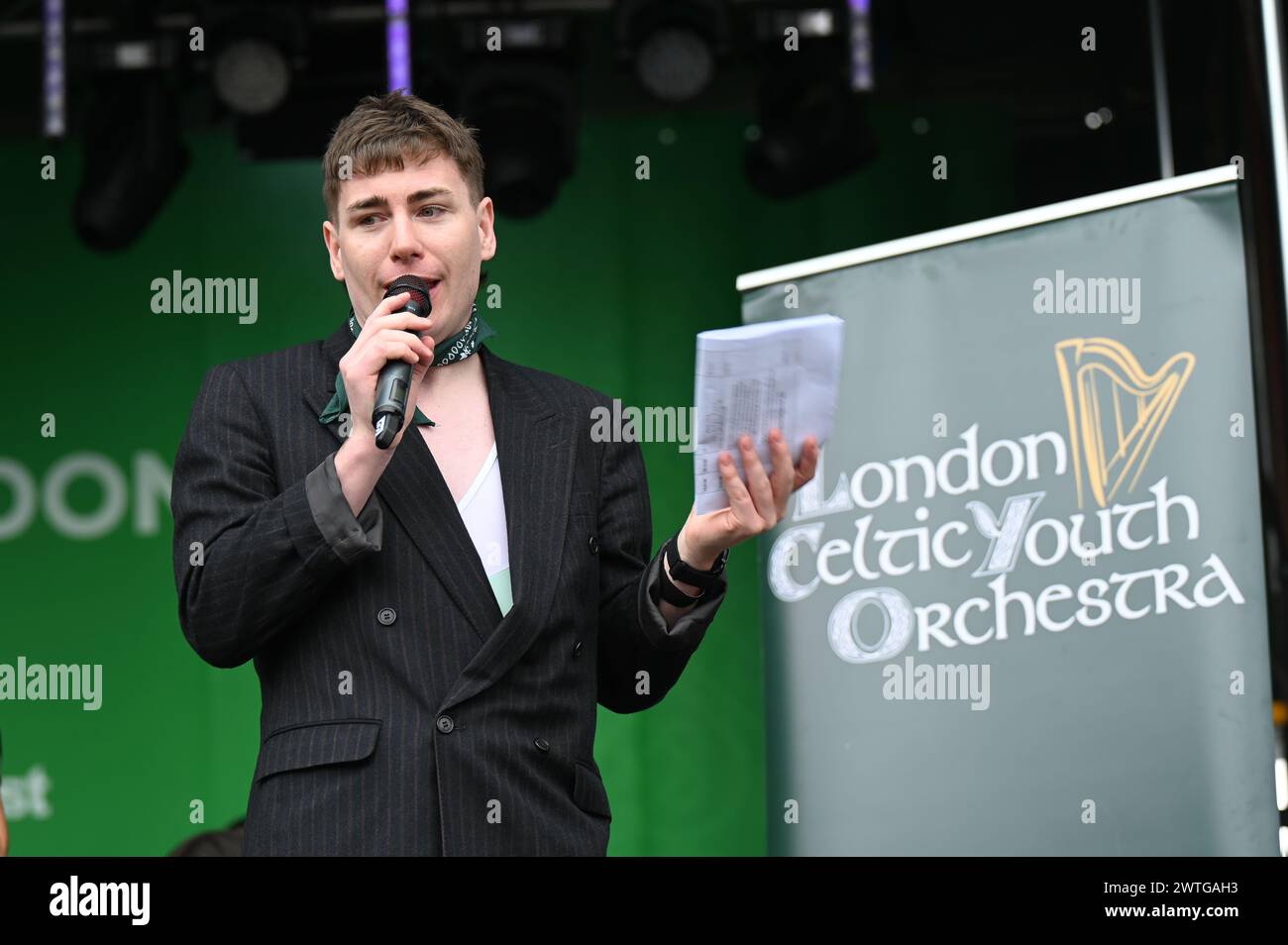 Londra, Regno Unito. 17 marzo 2024. Presentatore Xnthony al giorno di San Patrizio 2024 celebrazioni cultura irlandese spettacoli spettacolari, band irlandesi, ballerini irlandesi a Trafalgar Square. Credito: Vedi li/Picture Capital/Alamy Live News Foto Stock