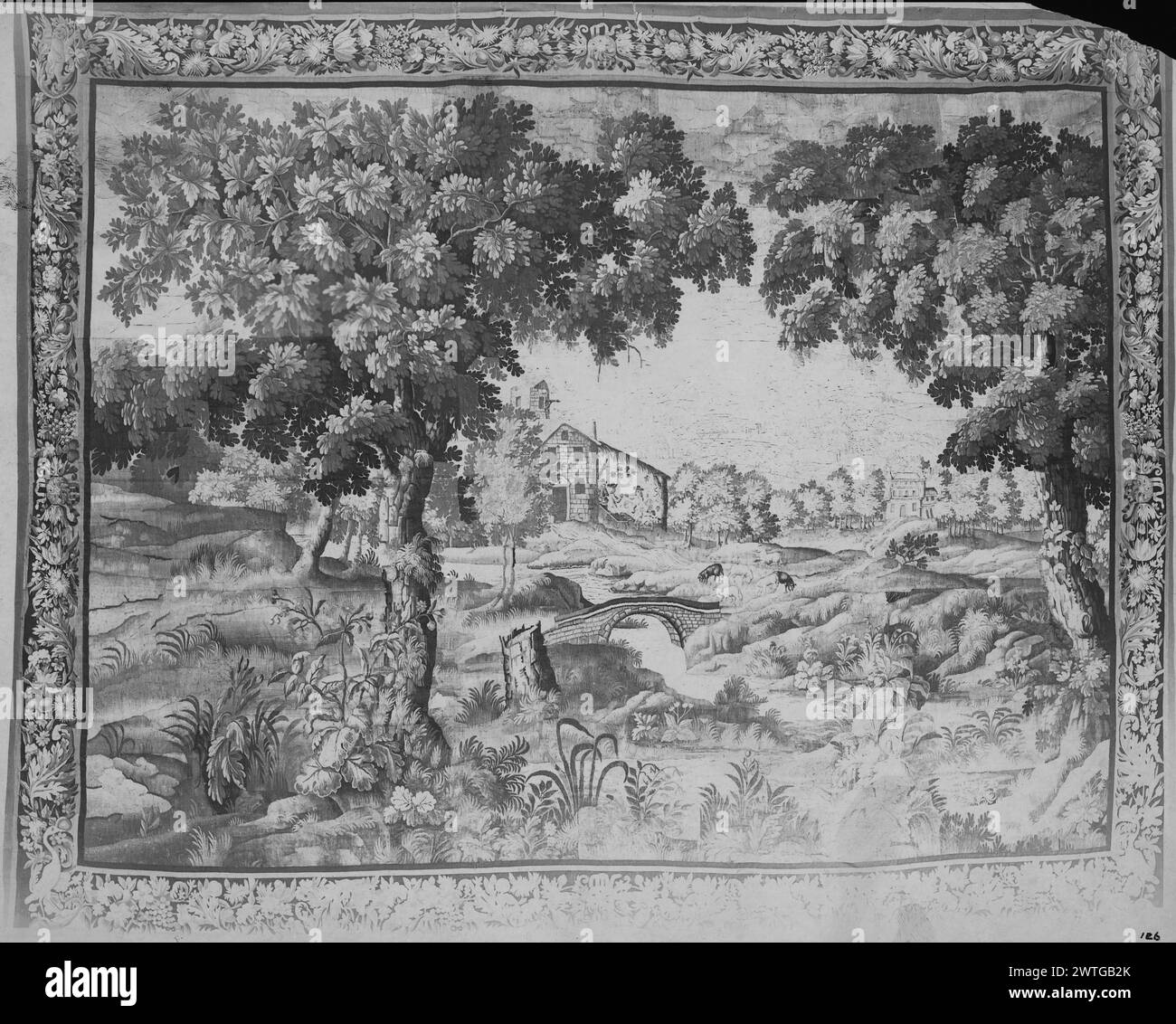 Paesaggio con ponte, animali da pascolo e costruzione sullo sfondo. Sconosciuto c. 1675-1725 arazzi materiali/tecniche: Cultura sconosciuta: Flemish Weaving Center: Unknown Ownership History: French & Co. Foto Stock