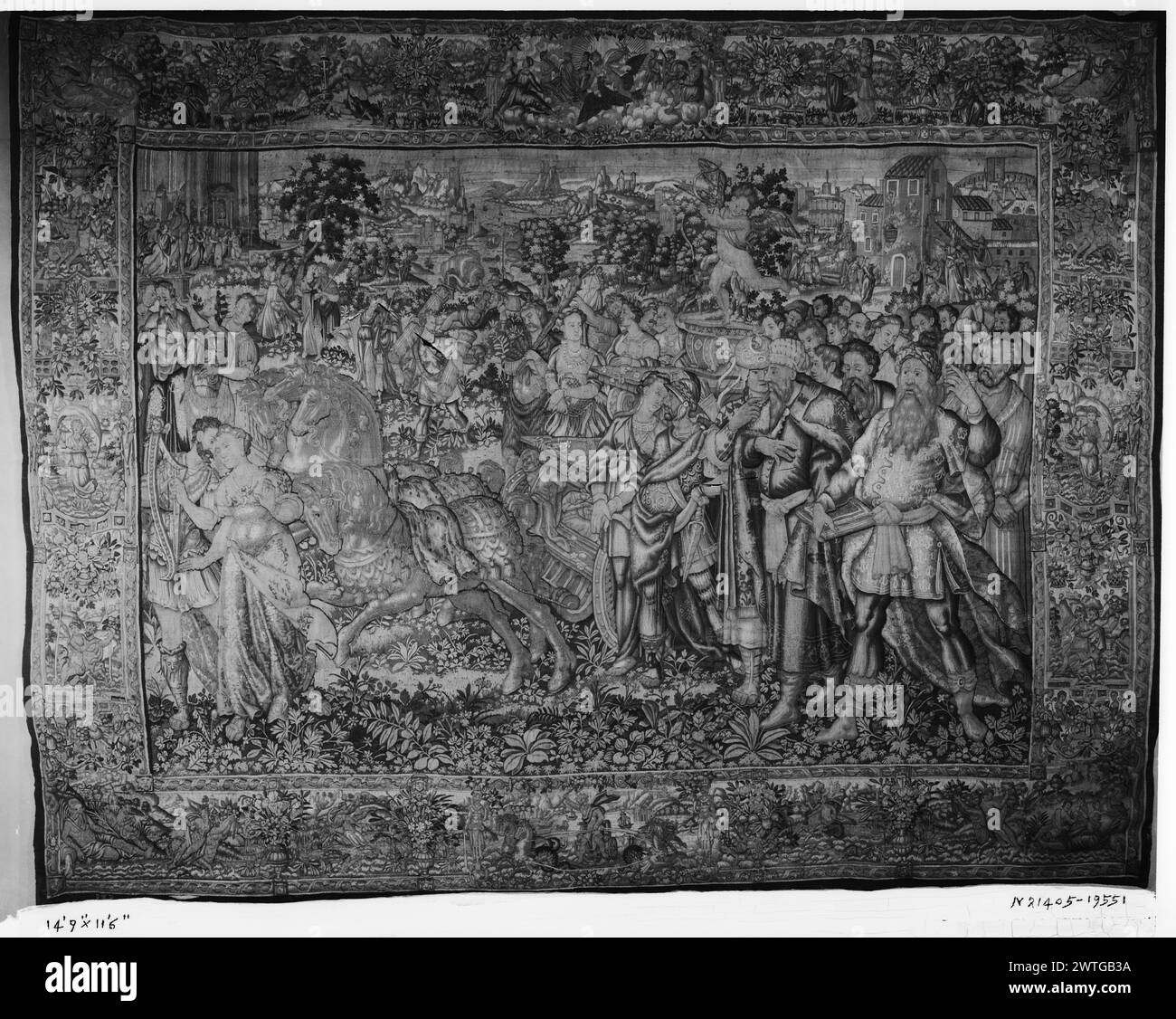 Trionfo dell'amore. Sconosciuto c. 1590-1610 arazzi dimensioni: H 11'6' x W 14'9' arazzo materiali/tecniche: Cultura sconosciuta: Flemish Weaving Center: Bruxelles storia di proprietà: French & Co. Acquistato dalla signora F. F. Prentiss 1939; venduto al Mint Museum of Art, Charlotte, N.C., 11/30/61. Iscrizioni: Segno della città sulla guardia inferiore, a sinistra; segno tessitore non identificato sulla guardia destra, fondo carro trainato da cavalli arriva con Cupido in piedi, con figure circostanti (terreno centrale), diverse coppie camminanti (L, sfondo), paesaggio urbano (sfondo) (BRD) varie scene di vignette con figure e figura terminale Foto Stock
