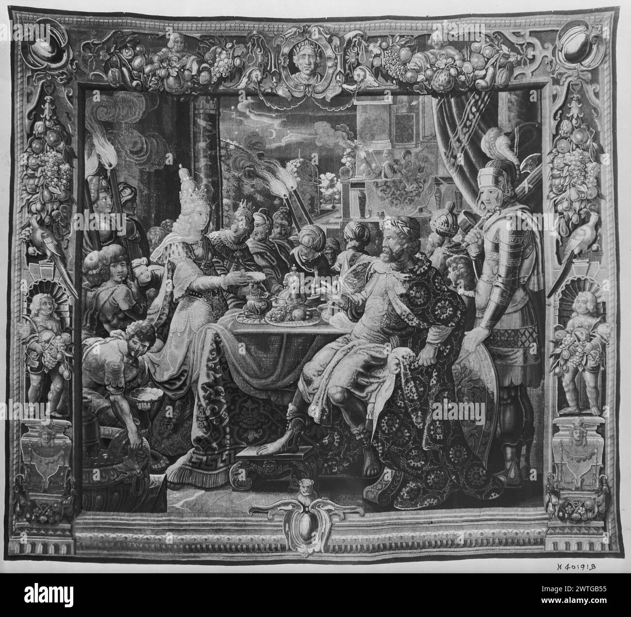 Banchetto di Marco Antonio e Cleopatra. Sconosciuto c. 1640-1660 arazzi materiali/tecniche: Sconosciuta Cultura: Flemish Weaving Center: Bruxelles storia della proprietà: French & Co. Stati Uniti, Indiana, Indianapolis, Indianapolis Museum of Art Cleopatra scioglie la perla in tazza (L, a tavola); Mark Antony siede nelle vicinanze, il soldato sta dietro di lui (R, a tavola); gruppo di figure intorno al tavolo, alcuni tengono le torce (L, centro, R, terreno centrale) (BRD) strapwork con fiori, frutta e uccelli; (L & R BRD) nicchie di conchiglia con figure che tengono fiori e frutta; (UPR BRD) medaglione ritratto al centro, fiancheggiato da un piccolo fi Foto Stock