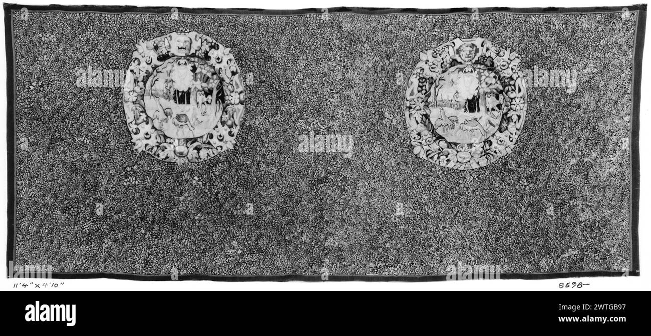 Millefleurs Ground con due medaglioni armato. Sconosciuto c. 1540 arazzi dimensioni: H 4'10' x W 11'4' arazzo materiali/tecniche: Sconosciuto Cultura: Flemish Weaving Center: Sconosciuto storia di proprietà: French & Co. Ricevuto da Parish Watson (profitti da dividere), fatturato 3/31/1925; restituito, 10/10/1926. Foto Stock