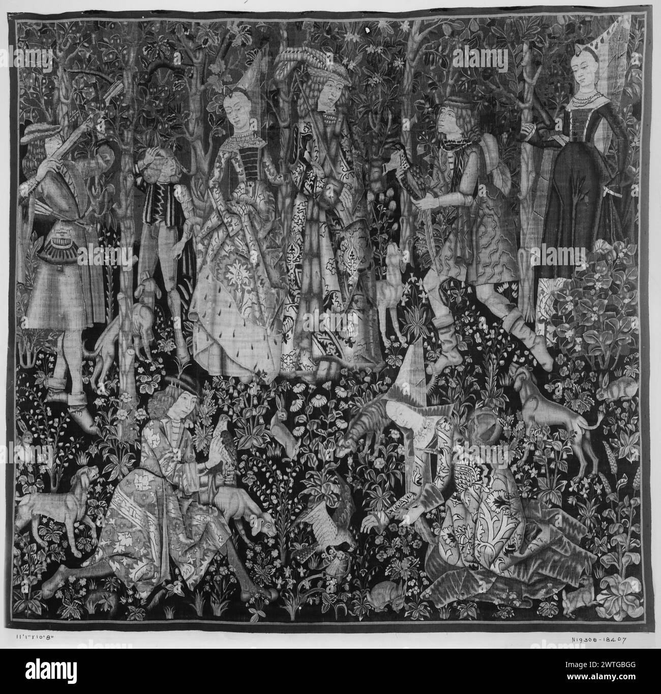 Caccia. Sconosciuto c. 1470-1480 arazzi dimensioni: H 11'1' x W 10'8' arazzo materiali/tecniche: Sconosciuto Cultura: Paesi Bassi meridionali storia di proprietà: French & Co. Acquistato da Edson Bradley, fatturato 4/29/1935. Scozia, Lanark, Glasgow, Burrell Collection. Signore e nobili riuniti in boschi, nobile che tiene il falco sul polso con i guanti (L, primo piano), donna inginocchiata (R, primo piano) davanti al falco (centro, primo piano) attratto da esca, cacciatore con balestra (L, sfondo), nobile che stimola fagiano presentato per pagina (centro, sfondo), signora si trova nelle vicinanze (R, sfondo), miglio parziale Foto Stock