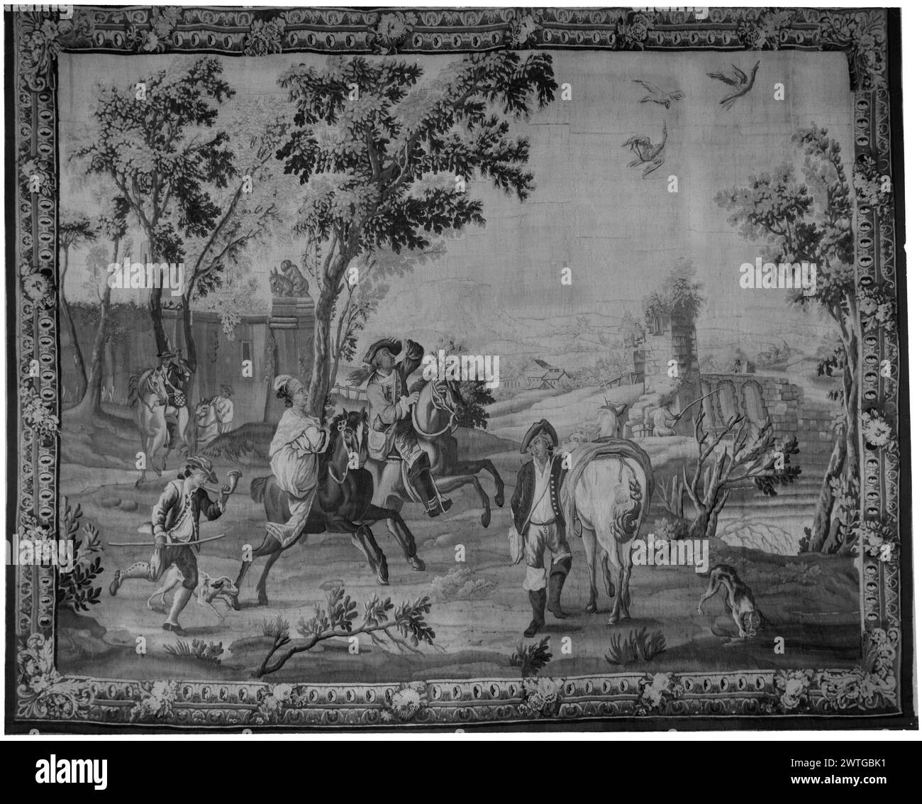 Falconieri che vanno a caccia. Sconosciuto c. 1750-1800 arazzi dimensioni: H 6'10' x W 8'4' arazzo materiali/tecniche: Sconosciuto Cultura: Francese tessitura Centro: Aubusson storia di proprietà: French & Co. Acquistato dalla Sig.ra James P. Donohue 1/8/1951; venduto a Henri Van Hove 3/31/1956. In un paesaggio con alberi, edifici e rovine lungo il fiume, un cavaliere e un cavaliere che guardano gli uccelli mentre galoppano accanto al whipper-in, quest'ultimo suona il corno con il cane; sposo in piedi accanto a un cavallo smontato vicino al cane che beve dal ruscello (R); falconer montato su cavallo con un cavaliere aggiuntivo che segue sullo sfondo (L); fi Foto Stock