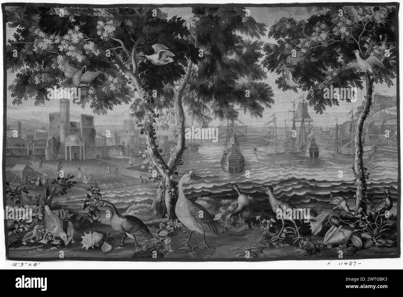 Paesaggio con uccelli esotici e crostacei vicino al porto. Kerchove, Joseph van den (fiammingo, b.1667-d.1724) (autore del disegno) [pittore] Campion, Adrien (francese, b.1676) (autore del disegno) [pittore] Mérou, Noël Antoine de (francese, atto 1722-1734) (laboratorio) [tessitore] c. 1723 arazzi dimensioni: H 8' x W 12'3' arazzi materiali/tecniche: Cultura sconosciuta: Beauvais Co Una varietà di uccelli e altri uccelli tra conchiglie, piante selvatiche e alberi sulla riva in primo piano; grandi navi vicino alla città portuale fortificata su entrambi i lati della composizione con figure umane Foto Stock