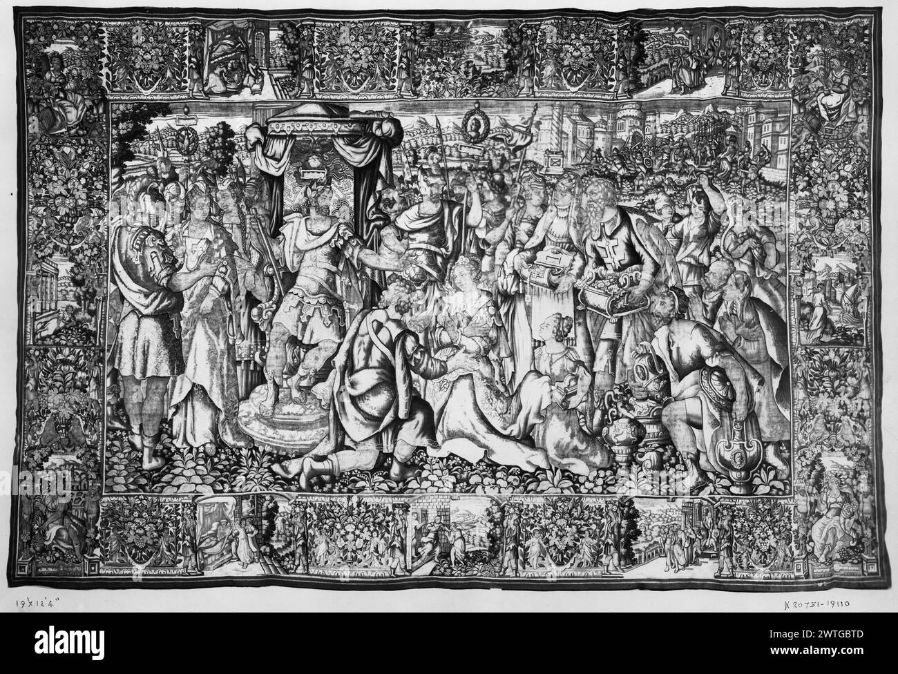 Continenza di Scipione. Sconosciuto c. 1600 arazzi dimensioni: H 12'4' x W 19' arazzi materiali/tecniche: Sconosciuto Cultura: Flemish Weaving Center: Bruxelles storia di proprietà: French & Co. Acquistato da Park Antiques, fatturato 12/28/1937; eventualmente venduto a Miss E. Jeffrey 22/3/1955. Iscrizioni: Segno della città sulla guardia inferiore, Scipione destro in trono, circondato dai suoi soldati, ripristina la donna prigioniera al suo sposo Allucio (L, primo piano); Allucio, accompagnato dalla sua futura sposa, si inginocchia davanti a Scipione (L di centro, primo piano) tesori di monete d'oro e vasi sono offerti (R di centro, foregro Foto Stock