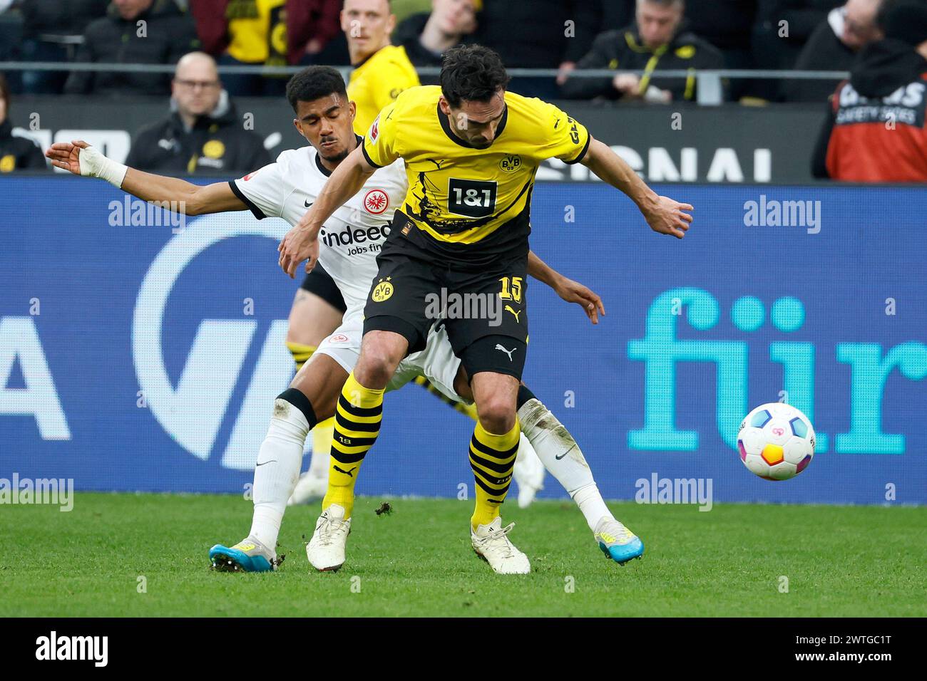 Dortmund, Germania. 17 marzo 2024. Mats Hummels (Front R) del Borussia Dortmund vies con Ansgar Knauff dell'Eintracht Francoforte durante la prima divisione della Bundesliga match tra Borussia Dortmund e Eintracht Frankfurt a Dortmund, Germania, il 17 marzo 2024. Crediti: Joachim Bywaletz/Xinhua/Alamy Live News Foto Stock