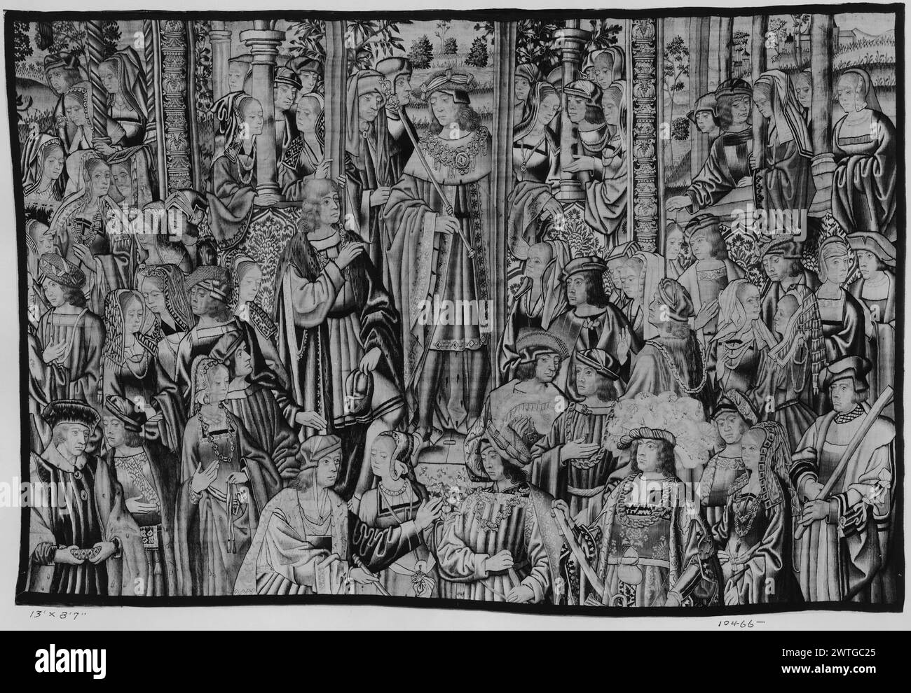 Re con cortigiani. Sconosciuto c. 1510-1520 arazzi materiali/tecniche: Sconosciuta Cultura: Sud dei Paesi Bassi tessitura Centro: Sconosciuta storia di proprietà: French & Co. Acquistato da Leon Schinasi, fatturato 12/31/1926; venduto a David Warfield 1/25/1927. Cortigiani in grande sala con colonne ornate; al centro, il re con scettro si erge in porta aperta; paesaggio visibile oltre la scena frammento di arazzo; bordi mancanti. Forse tessuta a Bruxelles. French & Co. Foglio di magazzino in archivio, 29445 Foto Stock
