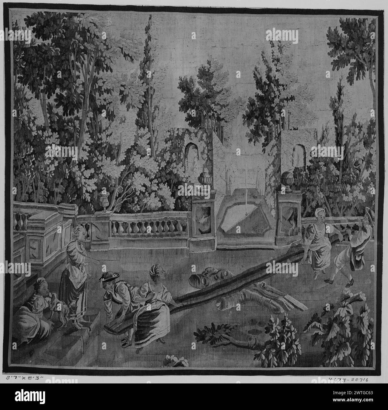 Giardino con signore e signori che giocano a gioco di alghe. Sconosciuto c. 1780-1810 arazzi dimensioni: H 8'3' x W 8'7' arazzo materiali/tecniche: Sconosciuto Cultura: Francese tessitura Centro: Aubusson Proprietà storia: French & Co. Acquistato dal Dr. Preston Pope Satterwhite, ricevuto 6/12/1920; venduto a Geo H. Warren 11/2/1927. In un giardino formale con alberi, piante fiorite e all'interno della chiusura della balaustra e con pali sormontati da vasi, 2 coppie che giocano il gioco dell'alveare come 2 donne con scena di guardia da cane (L); fontana visibile oltre l'apertura nei bordi del recinto mancante; frammento (Cav Foto Stock
