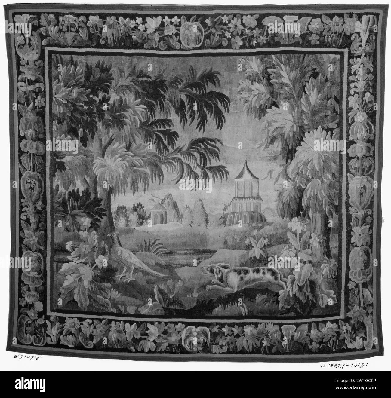 Caccia al fagiano con la pagoda. Sconosciuto c. 1740 arazzi dimensioni: H 7' x W 7'8' arazzi materiali/tecniche: Sconosciuto Cultura: French Weaving Center: Aubusson Ownership History: French & Co. Ricevuto dalla signora John Livermore, fatturato 5/18/1927; restituito 9/1927 [SS 15070]. French & Co. Ricevuto dalla sig.ra John Livermore 4/12/1928; restituito 8/1/1928 [SS 16131]. Cane Hound che insegue fagiano in primo piano tra piante in fiore, alberi e ruscelli; pagoda a tre livelli e edificio aggiuntivo (L) sulla riva opposta in background (BRD) elementi floreali combinati con foglie di acanto su palo; (UPR L BRD) Foto Stock