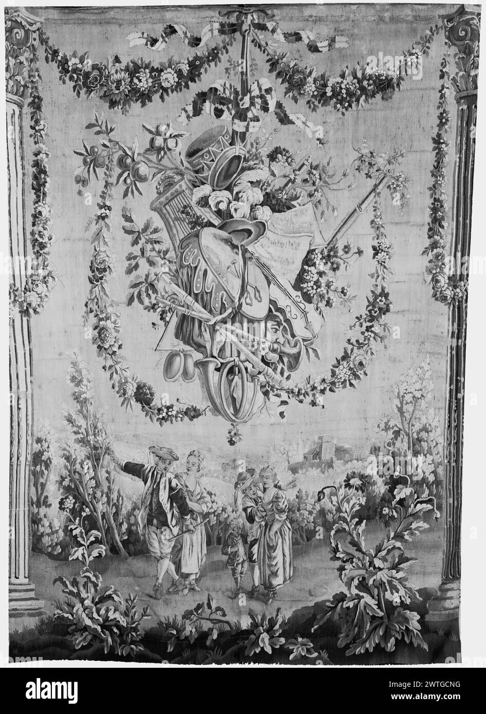 Due coppie in fattoria e un bambino. Boucher, Francesco (francese, 1703-1770) (disegnato dopo) [pittore] Oudry, Jean-Baptiste (francese, 1686-1755) (disegnato dopo) [pittore] c. 1775-1800 arazzi dimensioni: H 8'10' x W 6'4' arazzo materiali/tecniche: Sconosciuta Cultura: Francese tessitura Centro: Aubusson Proprietà: French & Co. Acquistato da Schinasi, fatturato 5/9/1929; venduto a M. Bartes 26/1939 (probabilmente) 007. French & Co. Acquistata da Miss Renee Verne, ricevuta il 26/12/1939; venduta a Mr. Tullie Silva 9/28/1966 [SS 53916]. Al di là del portico garlandato con trofeo sospeso a nastro di musi Foto Stock