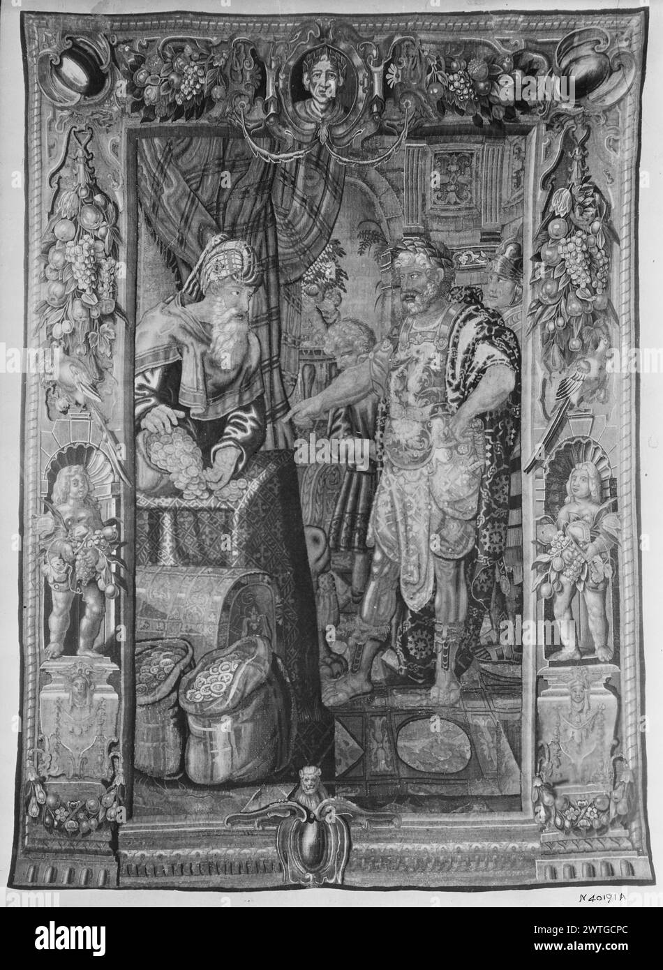 Mark Antony dirige la sua distribuzione di denaro. Sconosciuto c. 1640-1660 arazzi materiali/tecniche: Sconosciuta Cultura: Flemish Weaving Center: Bruxelles storia della proprietà: French & Co. Stati Uniti, Indiana, Indianapolis, Indianapolis Museum of Art Mark Antony indirizza il suo steward al doppio dono di "decies" [= 25 miriadi di denaro] (R, primo piano); steward riversa monete d'oro dalla nave (L, primo piano); figure in piedi accanto alla tenda, muro con arco (sfondo) (BRD) cordoncino con fiori, frutta e uccelli; (L & R BRD) nicchie di conchiglia con figure che contengono fiori e frutta; (UPR BRD) po Foto Stock