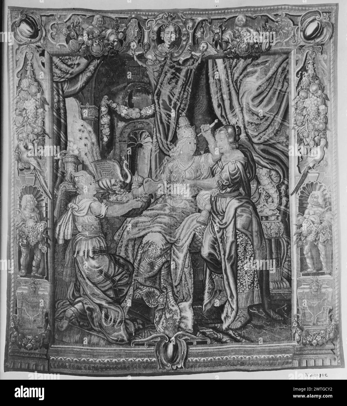 Morte di Cleopatra. Sconosciuto c. 1640-1660 arazzi materiali/tecniche: Sconosciuta Cultura: Flemish Weaving Center: Bruxelles storia della proprietà: French & Co. Stati Uniti, Indiana, Indianapolis, Indianapolis Museum of Art Cleopatra incoronata siede nella camera da letto e arriva nel cesto di fichi per asp (centro, primo piano); affiancata dalle sue cameriere, Iras & Charmion (L & R, primo piano) (BRD) strapwork con fiori, frutta e uccelli; (L & R BRD) nicchie di conchiglia con figure che tengono fiori e frutta; (UPR BRD) medaglione ritratto al centro, affiancato da piccole figure French & Co. foglio di scorta mancante dagli archi Foto Stock