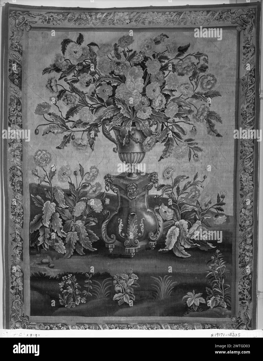 Vaso di fiori su piedistallo. Sconosciuto c. 1700-1750 arazzi dimensioni: H 9'9' x W 7'2' arazzo materiali/tecniche: Sconosciuto Cultura: Francese tessitura Centro: Aubusson storia di proprietà: French & Co. Ricevuto da William H. Sopher, fatturato 1/8/1935; restituito 2/21/1935. Tra fiori selvatici e ruscelli (BRD) con ghirlande a spirale e nastro ornato, conchiglie con foglie di acanto negli angoli, le lenzuola recitano "fiamminghe alla maniera francese" e aggiungono che il bordo superiore è interamente moderno. French & Co. Foglio di magazzino in archivio, 18335 Foto Stock