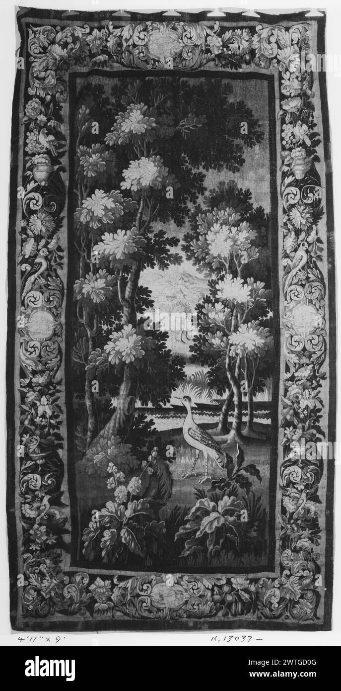 Uccello nel paesaggio. Sconosciuto c. 1680-1720 arazzi dimensioni: H 9' x W 4'11' arazzi materiali/tecniche: Sconosciuto Cultura: French Weaving Center: Aubusson storia di proprietà: French & Co. Acquistato da [E.] S. Bayer, fatturato 12/12/1928; venduto a Jean Mikaeloff 1/16/1962. Uccello in primo piano, tra piante e alberi; un fiume e colline con edifici in lontananza (BRD) bordo fogliato che incorpora uccelli con foglie di acanto a scorrimento, vari fiori e frutti; ogni confine è centrato dal paesaggio (?) Cartouche French & Co. Foglio di magazzino in archivio, 16474-a [elenca anche 33100] Foto Stock