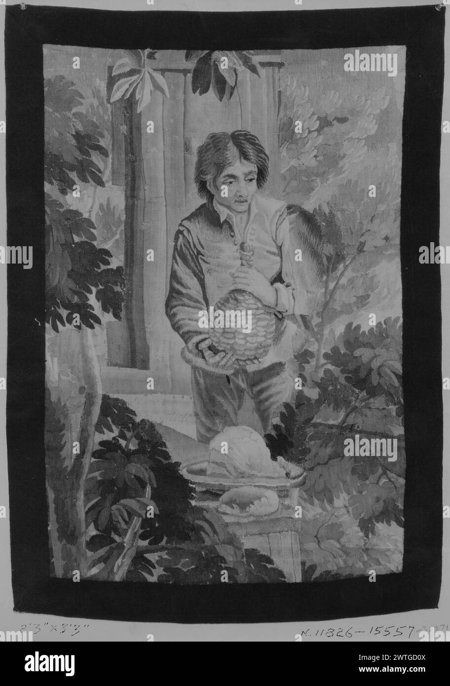 Uomo in campagna che porta una brocca di vino. Sconosciuto c. 1720-1750 arazzi dimensioni: H 3'3' x W 2'3' arazzo materiali/tecniche: Sconosciuto Cultura: Francese tessitura Centro: Aubusson storia di proprietà: French & Co. Acquistato da Ffoulke Est., fatturato 11/2/1927; venduto a D. [David] E. Popper 1/6/1969. In un giardino con edifici sullo sfondo e alberi, un uomo che tiene con cura una brocca di vino con le sue 2 mani; piatto di carne e pane (?) Giacete sul tavolo davanti a lui frammento con un bordo stretto. French & Co. Scheda di magazzino in archivio, 15557 [elenca anche: 32271] Foto Stock