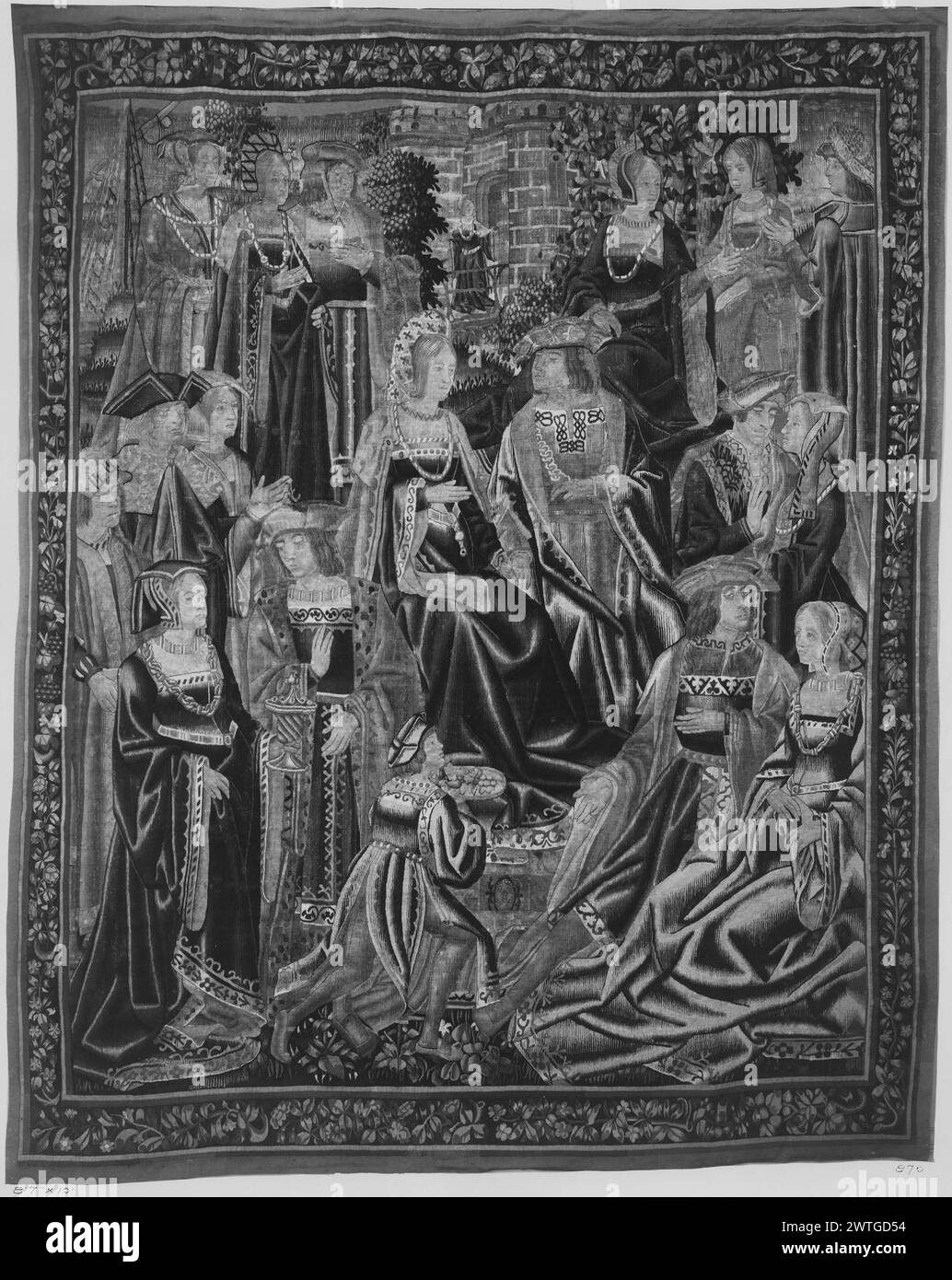 Signore e signora che tengono la corte in giardino. Sconosciuto c. 1510-1520 arazzi dimensioni: H 10' x W 8'7' arazzo materiali/tecniche: Sconosciuta Cultura: Paesi Bassi meridionali tessitura Centro: Sconosciuta storia di proprietà: French & Co. Acquistato da Parke-Bernet Galleries (vendita Mrs. Leon Schinasi) 11/3/1944. Signore e signora seduti in mezzo a uomini conversanti e 7 signore nel giardino murato; cancello sullo sfondo centrale; albero della nave sullo sfondo a L (BRD) ghirlanda con fiori probabilmente tessuti a Bruxelles. French & Co. Foglio di magazzino mancante dall'archivio, 23536 (?) Foto Stock