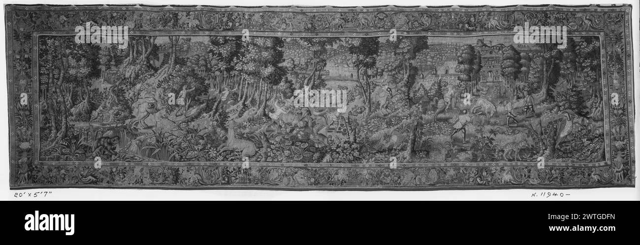 Parchi giochi con caccia all'orso e al bue. Sconosciuto c. 1575-1625 arazzi dimensioni: H 5'7' x W 20' arazzi materiali/tecniche: Sconosciuto Cultura: Fiammingo tessitura Centro: Sconosciuto Proprietà storia: French & Co.. In 2 parchi di caccia, cacciatori, alcuni a cavallo, inseguono orsi (al centro) e bue (R) con cani da caccia; il cacciatore soffia corno da caccia; vari animali raccolti in primo piano tra cui scimmia, cervo, coniglio, volpe e uccelli; edificio con gli spettatori che guardano dal balcone sullo sfondo (BRD) il fogliame a scorrimento intervallato da grottesche, uccelli e figure; (LWR BRD) figure in piedi agli angoli senza francese Foto Stock