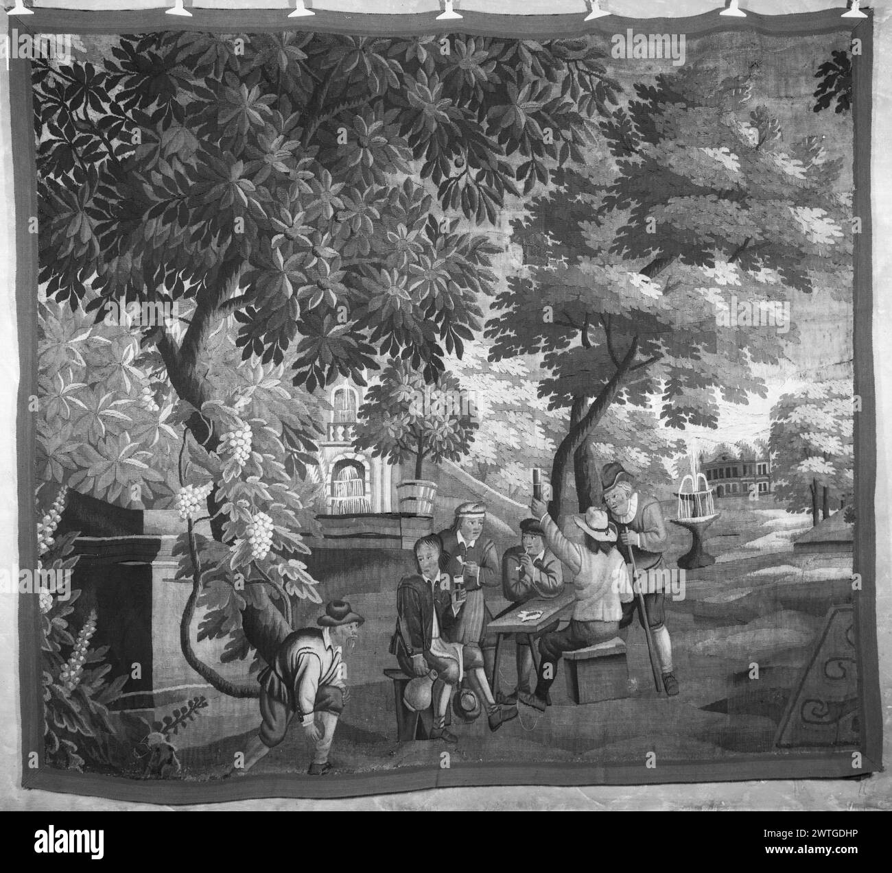 Bere e giocare a bocce. Teniers, David II (fiammingo, 1610-1690) (disegnato dopo) [pittore] Teniers, David III (fiammingo, 1638-1685) (disegnato dopo) [pittore] c. 1700-1775 arazzi dimensioni: H 8'8' x W 7'8' arazzo materiali/tecniche: Cultura sconosciuta: Flemish Weaving Center: Unknown Ownership History: French & Co. Acquistato da Mr. W. Jay Saylor 1/18/1945. Nel paesaggio, un gruppo di uomini seduti a tavola bevendo e fumando; altri guardano l'uomo che sta per ciotola; fontane in fondo mancanti (Cavallo). La scheda madre attribuisce Aubusson come centro di tessitura (Dimitrova). French & Co. Stock S Foto Stock