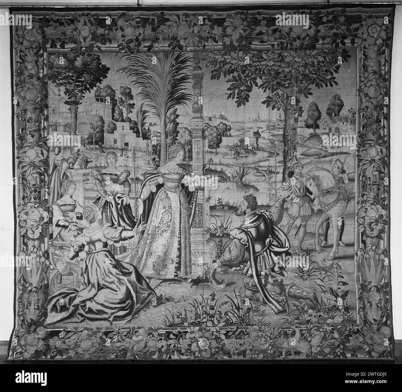 La regina Tomyris riceve un messaggio da Cyrus. Sconosciuto c. 1535-1550 arazzi dimensioni: H 13'9' x W 14'10' arazzo materiali/tecniche: Sconosciuto Cultura: Flemish Weaving Center: Bruxelles storia di proprietà: French & Co. Ricevuta da Joseph Brummer, fatturato 5/25/1929; restituita 5/3/1932 [SS. 16594]. French & Co. Ha ricevuto da Mrs. Edith Strauss 10/29/1947; ha restituito 10/21/1963 [SS 79357]. La regina Tomira si erge ai gradini del suo palazzo (L del centro, primo piano); il messaggero di Ciro si inginocchia davanti a lei (R del centro, primo piano); 3 signore in attesa, la coppia sta parlando (L, via di mezzo); 2 uomini aspettano vicino Foto Stock