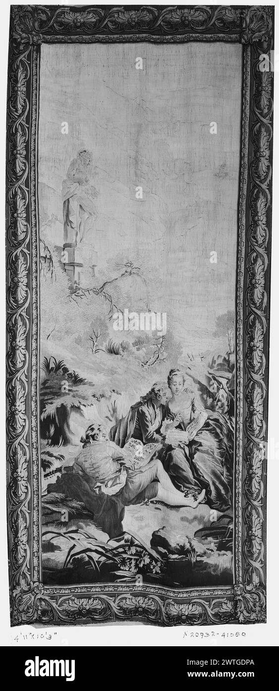 Musica. Boucher, Francesco (francese, 1703-1770) (autore del disegno, 1734-46) [pittore] Charron, André-Charlemagne (francese, fl.1754-1780) [tessitore] dopo il 1753 arazzi dimensioni: H 9'7' x W 4'7' arazzi materiali/tecniche: Lana (ordito); lana e seta (trama) Cultura: Centro tessitura francese: Beauvais storia di proprietà: Madame X vendita, 1937. French & Co. Ha acquistato da Sotheby Parke Bernet, New York (vendita Ogden Mills) 3/31/1938, lotto 538; venduto a J. Paul Getty. I giovani seduti mettono il braccio intorno a una donna seduta che tiene il punteggio aperto al giro, un'altra giovane, sdraiata sul mantello, strumenta mandolino, una partitura aperta tenuta Foto Stock