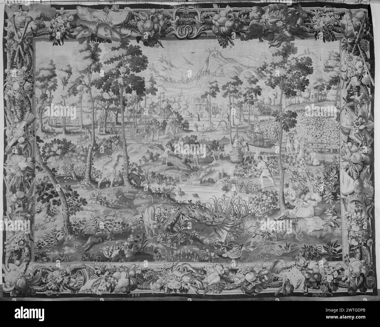 Settembre e ottobre. Vos, Marcus de (fiammingo, ACT.1655-1700) (laboratorio) [tessitore] c. 1665-1700 arazzi dimensioni: H 11'7' x W 14'10' arazzo materiali/tecniche: Cultura sconosciuta: Flemish Weaving Center: Bruxelles storia di proprietà: French & Co. Ricevuto dal capitano Brezelton 2/21/1947; restituito 11/18/1947. Iscrizioni: Segno della città sulla guardia inferiore, a sinistra del centro iscrizioni: Iscrizione sul bordo superiore, centro: SETTEMBRE / OTTOBRE iscrizioni: Firma tessuta nella guardia inferiore, a destra: M D VOS coppia sdraiata che si aggira vicino all'albero, donna cerca di attirare la loro attenzione e punti lontano da loro (R Foto Stock