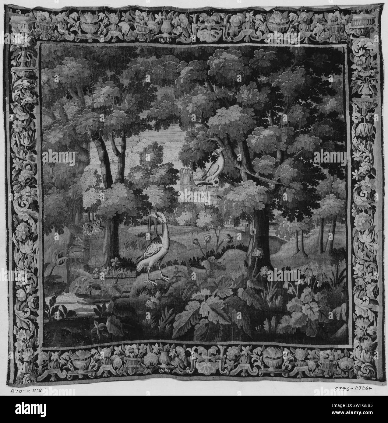 Paesaggio con uccelli. Sconosciuto c. 1700-1720 arazzi dimensioni: H 8'8' x W 8'10' arazzo materiali/tecniche: Cultura sconosciuta: French Weaving Center: Aubusson Ownership History: French & Co. Acquistato dall'American Art Association, ricevuto il 15 febbraio 1921; venduto a Edward NISE 10/8/1927. Uccello a terra tra piante selvatiche e alberi con uccello arroccato sul ramo; fiume e edificio sullo sfondo (BRD) bordo riccamente decorato con vari fiori e foglie di acanto, vasi con fiori e altri elementi decorativi French & Co. Foglio di scorta in archivio, 23264 Foto Stock