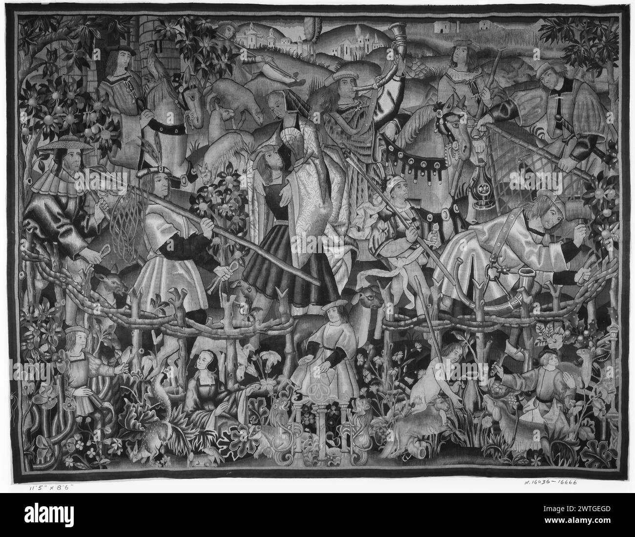 Festa di caccia. Sconosciuto c. 1500-1535 arazzi dimensioni: H 8'6' x W 11'5' arazzo materiali/tecniche: Sconosciuta Cultura: Paesi Bassi meridionali tessitura Centro: Sconosciuta Proprietà storia: French & Co.. All'interno del parco giochi, personaggi in varie attività, tra cui cacciatori di cavalli che tengono il falco; 2 uomini che camminano con cani da caccia e reti; coppie che abbracciano; uomo che fa pali di recinzione; vari animali raccolti all'esterno del parco di caccia, tra cui conigli, rainoni e leoni le 2 fotografie indicano una notevole rilavorazione di questo pannello, specialmente lungo il bordo inferiore. Si può ragionevolmente supporre che il Po Foto Stock