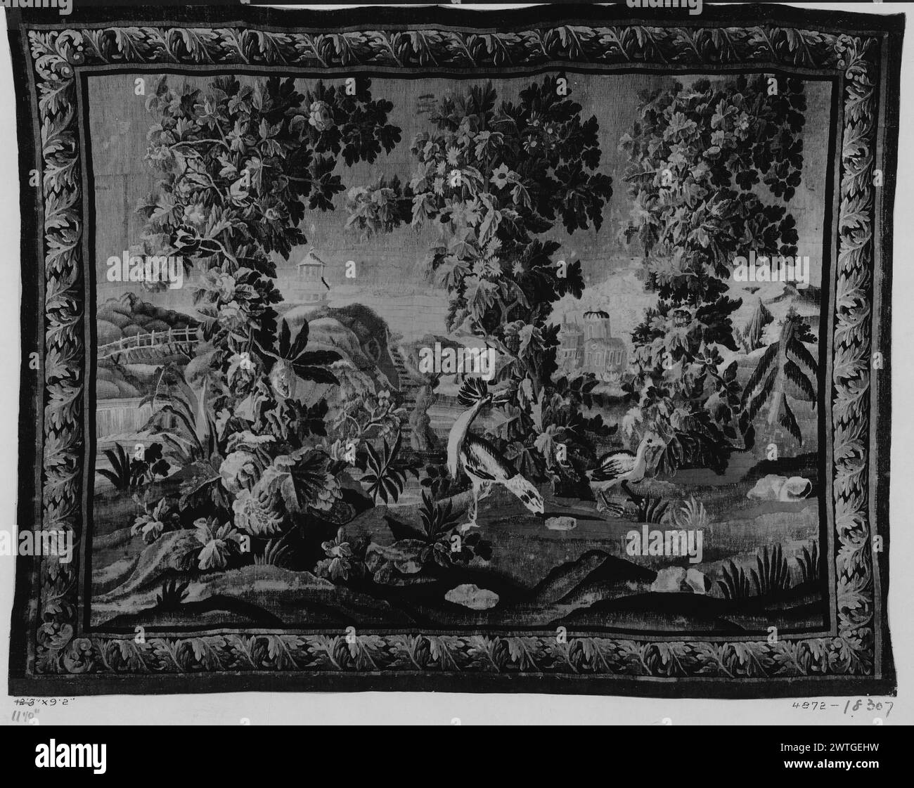Paesaggio con due uccelli. Sconosciuto c. 1725-1775 arazzi dimensioni: H 9'2' x W 12'3' arazzo materiali/tecniche: Sconosciuto Cultura: French Weaving Center: Aubusson Ownership History: French & Co. Acquistato da Raiss, n.d. [probabilmente 4/1921]; venduto a B. F. Clyde 5/28/1926 [SS 23484]. French & Co. Ricevuto da McFadden, fatturato 12/6/1934; restituito 1/2/1936 [SS 18307]. 3 alberi frondosi e fioriti incorniciano la composizione; uccelli in primo piano con ponte sul fiume (L), scalinata che conduce alla pagoda sulla collina e edificio aggiuntivo (R) in lontananza (BRD) bordo con cornice a spirale di acanto foglie po Foto Stock