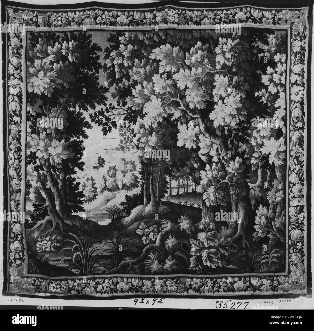 Orizzontale. Sconosciuto c. 1675-1725 arazzi dimensioni: H 9'5' x W 9'9' arazzo materiali/tecniche: Cultura sconosciuta: Flemish Weaving Center: Unknown Ownership History: French & Co. Acquistato dall'American Art Association, Anderson Galleries, 11/22/1939, lotto 421 (vendita 3793) n.d.; venduto a Ellen McClasky Assoc. 3/25/1966. Foto Stock